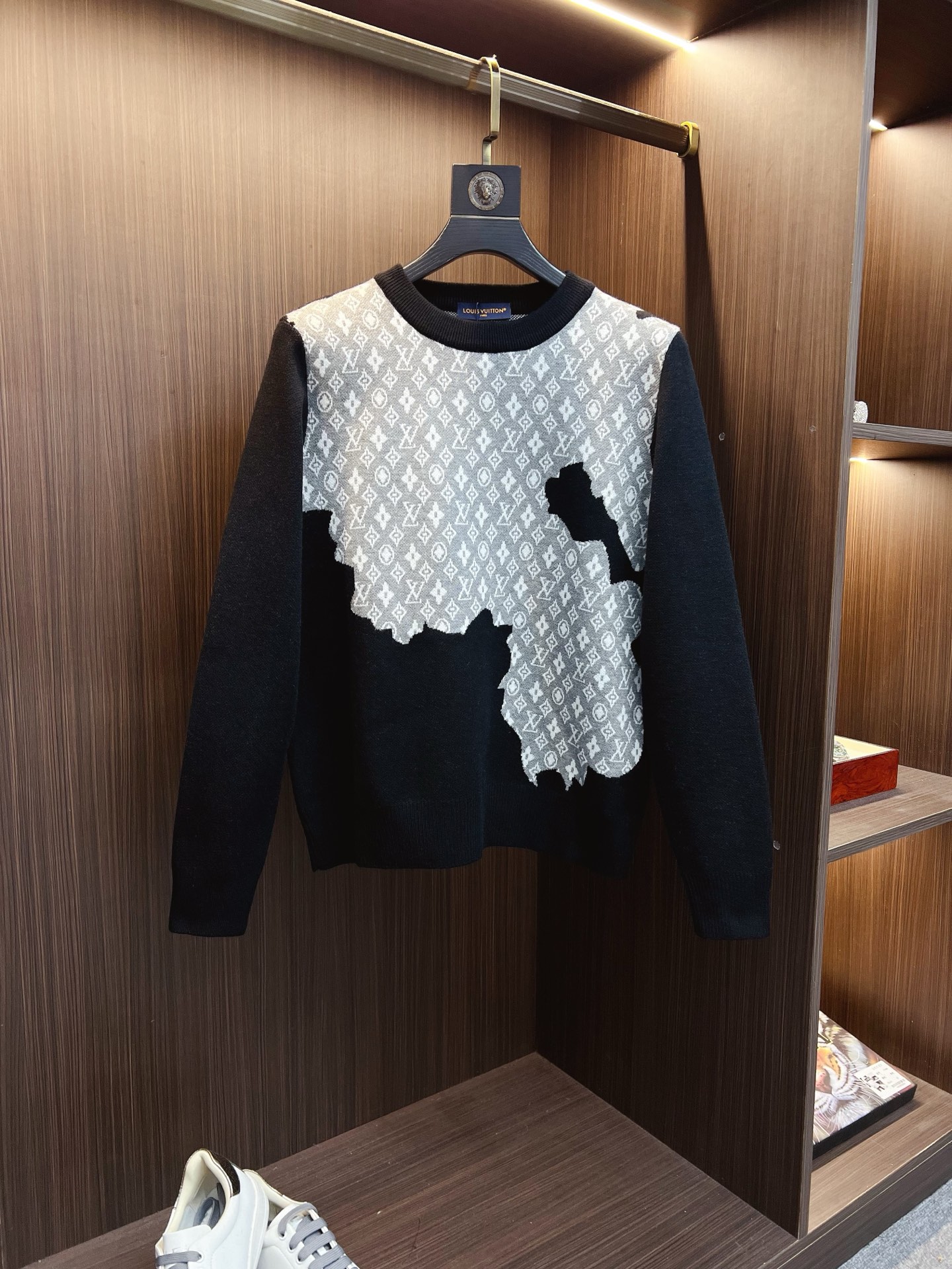 NO:594953,LV  The new 2025 early autumn men's wool sweaters are hot-selling items on sale at the counter. Every major fashion buyer and star has a versatile item. Simple and fashionable, it is very beautiful, and the upper body is full of gentleman style. The whole sweater is not only exquisite in texture and craftsmanship, but also exquisite in wiring.  The work is uniform and neat. The overall beautiful appearance ensures that the silhouette of the clothes is not easy to deform. The customized wool fabric is neither very loose nor very tight, and has very good recovery properties. A fashion item that is both cold-resistant and fashionable in autumn and winter. M-3XL, Louis  vuitton,sweaters,alexander wang19860909LV 2025早秋新款男士羊毛针织衫,专柜在售爆款单品,各大时尚买手明星人手一件的百搭单品.简单时尚甚是好看,上身绅士范十足.整件毛衣不单纹理工艺精美,走线更是精工细作均匀整齐.整体美观大方保证了衣服的廓形不易变形.定制羊毛面料,既不会很宽松也不会很紧绷,恢复性非常好.秋冬御寒与时尚兼备的一款时装单品.M-3XL,,louis vuitton,sweaters,alexander wang,Men's clothing