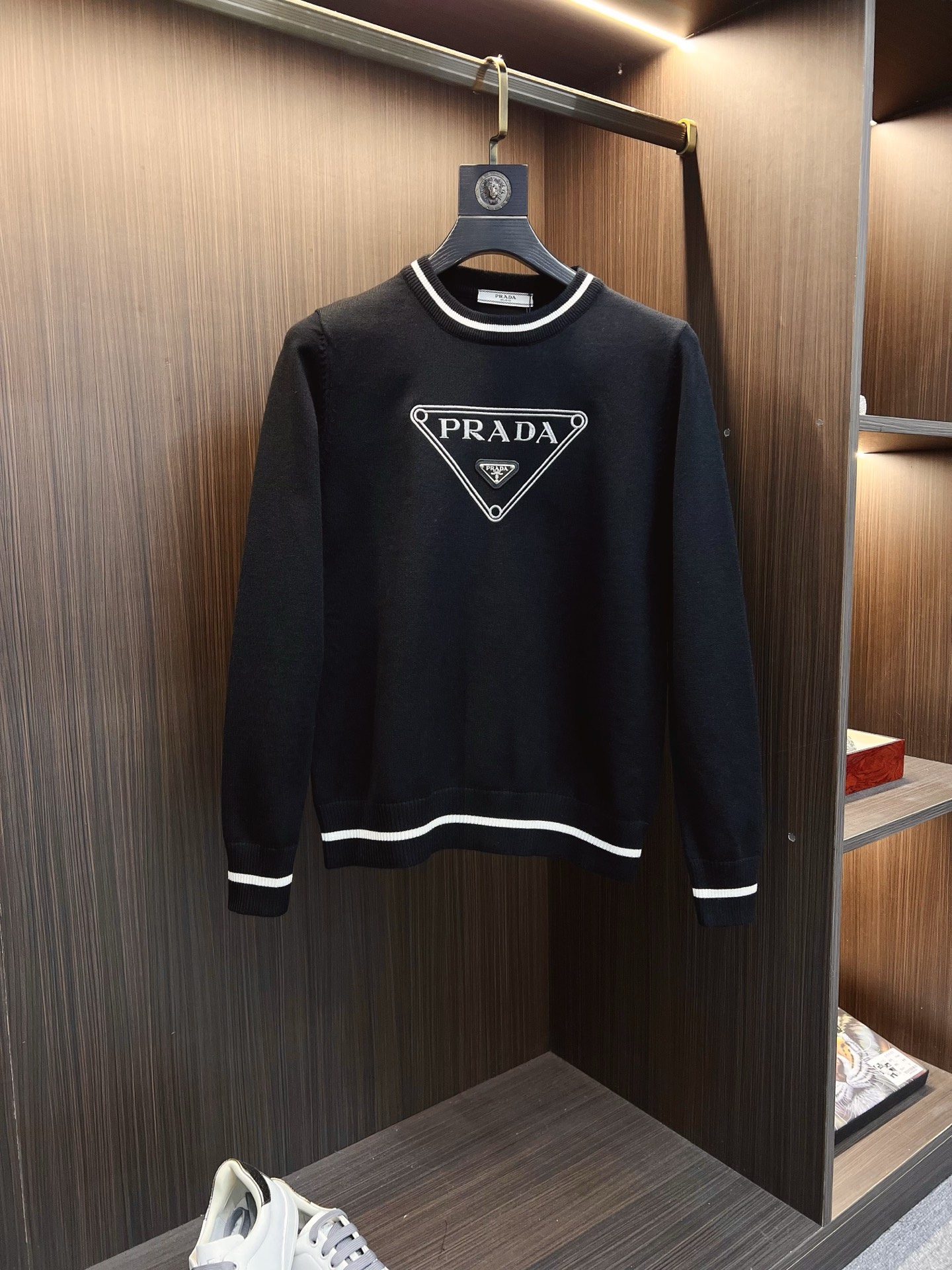 NO:594956,PRADA Prada  2025 new early autumn men's wool sweaters, popular items are on sale at the counter, and every major fashion buyer star has a versatile item. Simple and fashionable, it is very beautiful, and the upper body is full of gentleman style. The whole sweater not only has exquisite texture and craftsmanship, but also the wiring is even and neat. The overall appearance is beautiful and elegant.  It proves that the silhouette of the clothes is not easy to deform. The customized wool fabric is neither very loose nor very tight, and has very good recovery. A fashion item that is both cold-resistant and fashionable in autumn and winter. M-3XL,, prada, prada, sweaters, alexander  wang19860909PRADA 普拉达 2025早秋新款男士羊毛针织衫,专柜在售爆款单品,各大时尚买手明星人手一件的百搭单品.简单时尚甚是好看,上身绅士范十足.整件毛衣不单纹理工艺精美,走线更是精工细作均匀整齐.整体美观大方保证了衣服的廓形不易变形.定制羊毛面料,既不会很宽松也不会很紧绷,恢复性非常好.秋冬御寒与时尚兼备的一款时装单品.M-3XL,,prada,prada,sweaters,alexander wang,Men's clothing