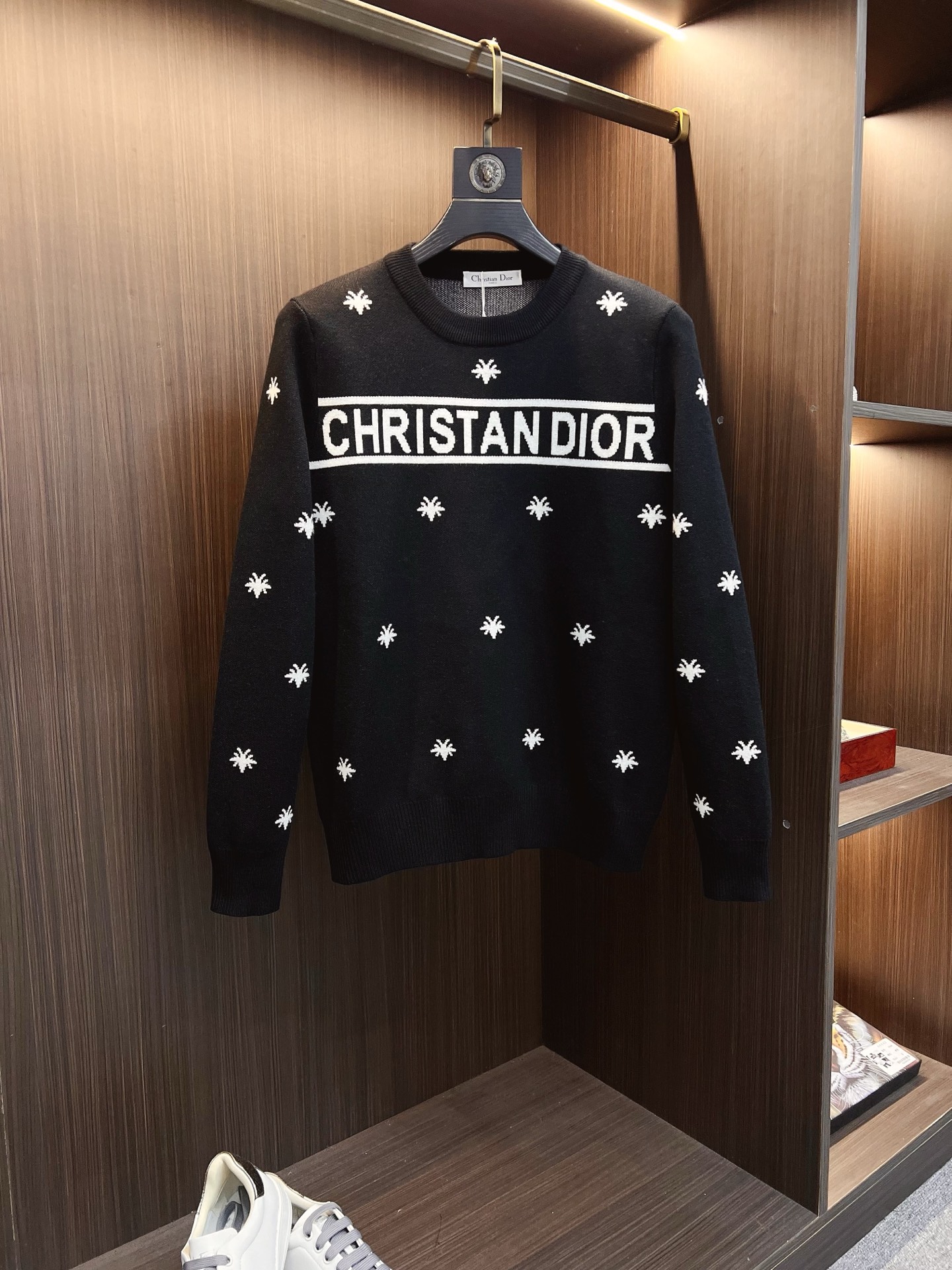 NO:594959,Dior Dior  The new 2025 early autumn men's wool sweaters are hot-selling items on sale at the counter. Every major fashion buyer and star has a versatile item. Simple and fashionable, it is very beautiful, and the upper body is full of gentleman style. The whole sweater is not only exquisite in texture, but also the wiring is even and neat. The overall appearance is beautiful and generous.  It ensures that the silhouette of the clothes is not easily deformed. The customized wool fabric is neither very loose nor very tight, and has very good recovery properties. A fashion item that is both cold-resistant and fashionable in autumn and winter. M-3XL,, dior, dior, sweaters, alexander  wang19860909Dior 迪奥 2025早秋新款男士羊毛针织衫,专柜在售爆款单品,各大时尚买手明星人手一件的百搭单品.简单时尚甚是好看,上身绅士范十足.整件毛衣不单纹理工艺精美,走线更是精工细作均匀整齐.整体美观大方保证了衣服的廓形不易变形.定制羊毛面料,既不会很宽松也不会很紧绷,恢复性非常好.秋冬御寒与时尚兼备的一款时装单品.M-3XL,,dior,dior,sweaters,alexander wang,Men's clothing