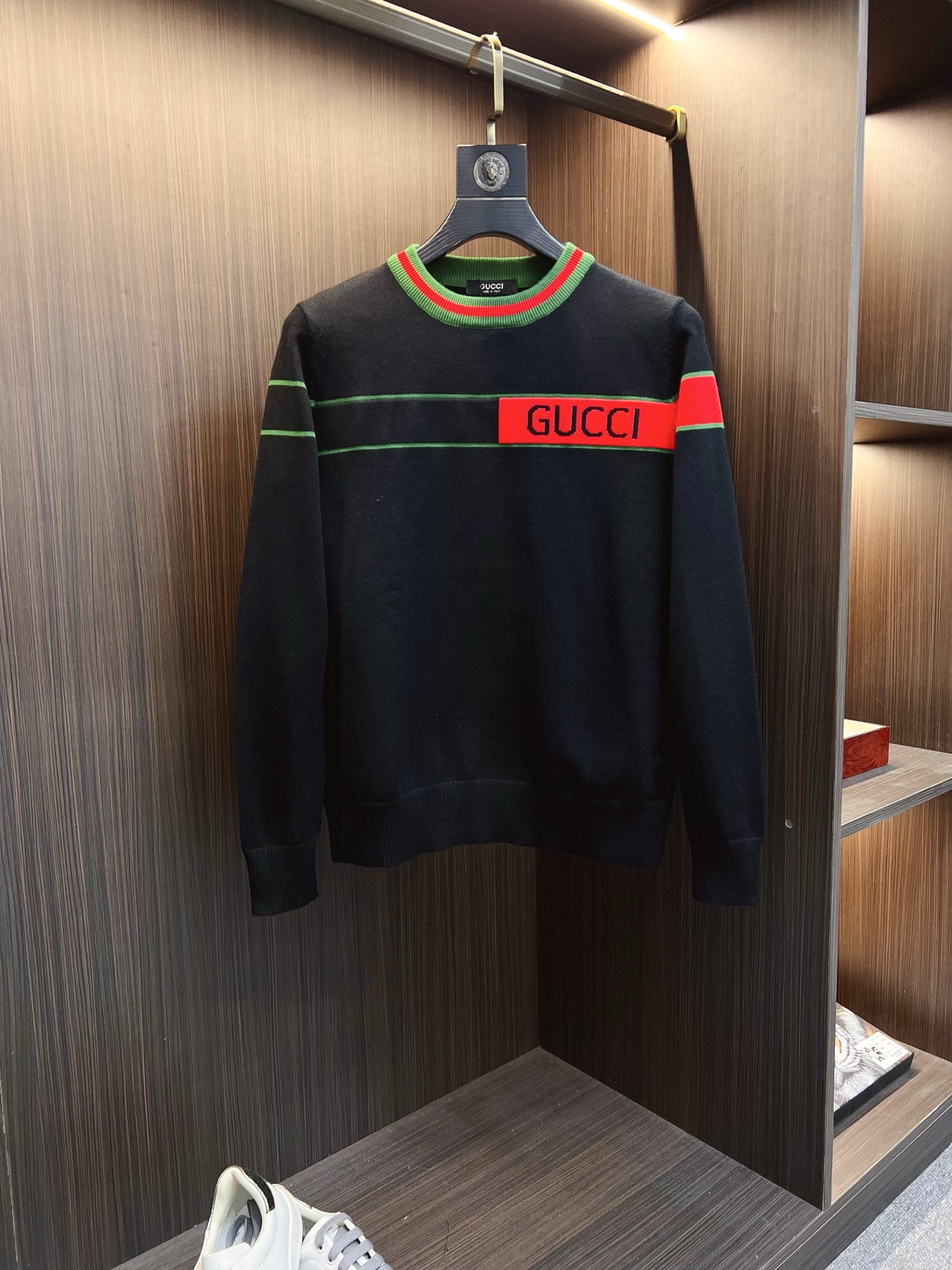 NO:594933,GUCCI Gucci  The new 2025 early autumn men's wool sweaters are hot-selling items on sale at the counter. Every major fashion buyer and star has a versatile item. Simple and fashionable, it looks good, and the upper body is full of gentleman's style. The entire sweater not only has exquisite texture and craftsmanship, but also the wiring is even and neat. The overall appearance is beautiful.  The generosity ensures that the silhouette of the clothes is not easily deformed. The custom-made wool fabric is neither very loose nor very tight, and has very good recovery properties. A fashion item that is both cold-resistant and fashionable in autumn and winter. M-3XL,, gucci, sweaters, alexander  wang19860909GUCCI 古奇 2025早秋新款男士羊毛针织衫,专柜在售爆款单品,各大时尚买手明星人手一件的百搭单品.简单时尚甚是好看,上身绅士范十足.整件毛衣不单纹理工艺精美,走线更是精工细作均匀整齐.整体美观大方保证了衣服的廓形不易变形.定制羊毛面料,既不会很宽松也不会很紧绷,恢复性非常好.秋冬御寒与时尚兼备的一款时装单品.M-3XL,,gucci,sweaters,alexander wang,Men's clothing