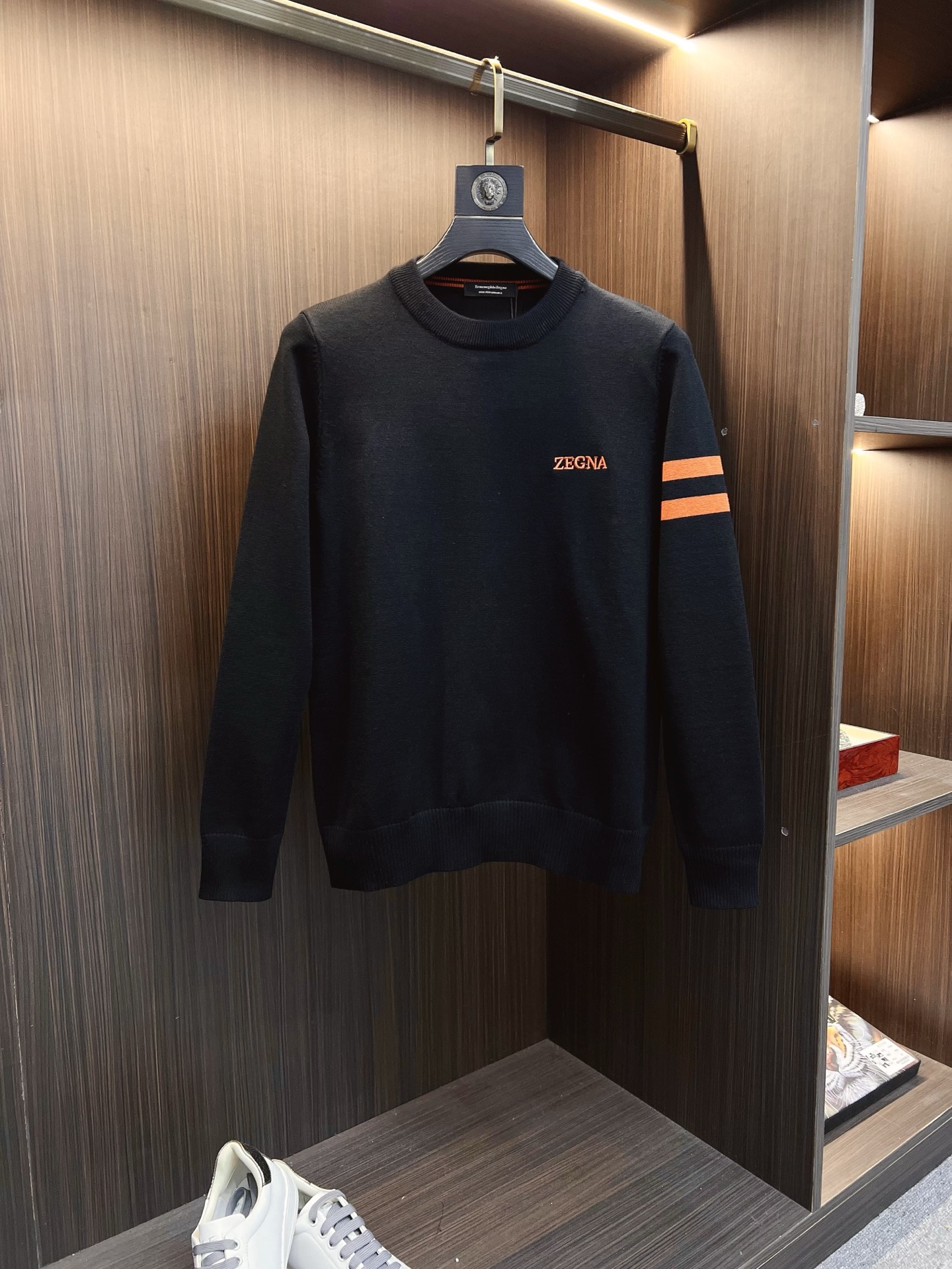 NO:594936,Zegna  The new 2025 early autumn men's wool sweaters are hot-selling items on sale at the counter. Every major fashion buyer and star has a versatile item. Simple and fashionable, it looks good, and the upper body is full of gentleman's style. The entire sweater not only has exquisite texture and craftsmanship, but also the wiring is even and neat. The overall appearance is beautiful.  The generosity ensures that the silhouette of the clothes is not easily deformed. The custom-made wool fabric is neither very loose nor very tight, and has very good recovery properties. A fashion item that is both cold-resistant and fashionable in autumn and winter. M-3XL,,zegna,sweaters,alexander  wang19860909杰尼亚 2025早秋新款男士羊毛针织衫,专柜在售爆款单品,各大时尚买手明星人手一件的百搭单品.简单时尚甚是好看,上身绅士范十足.整件毛衣不单纹理工艺精美,走线更是精工细作均匀整齐.整体美观大方保证了衣服的廓形不易变形.定制羊毛面料,既不会很宽松也不会很紧绷,恢复性非常好.秋冬御寒与时尚兼备的一款时装单品.M-3XL,,zegna,sweaters,alexander wang,Men's clothing