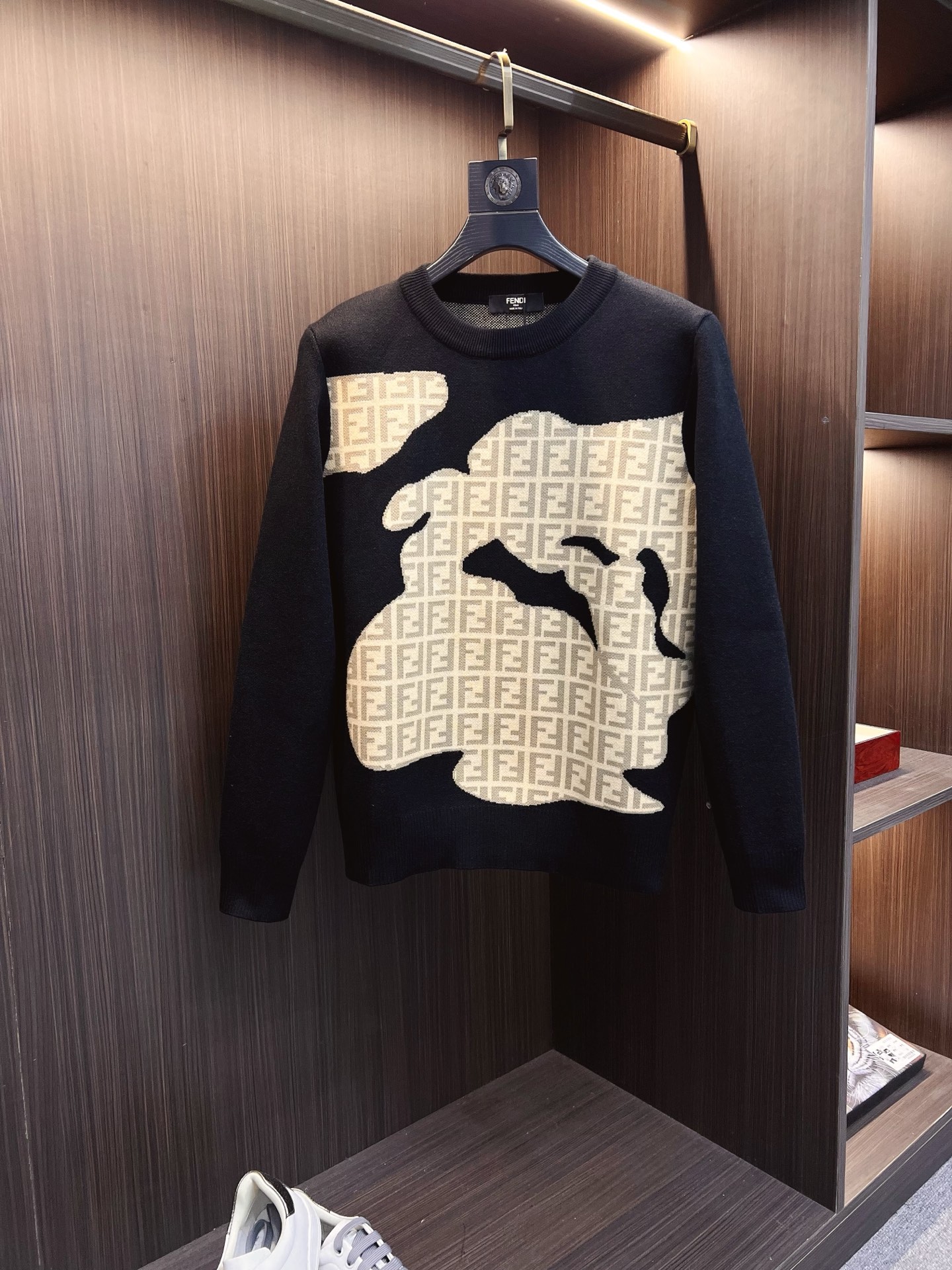 NO:594939,FENDI Fendi  2025 new early autumn men's wool sweaters, popular items are on sale at the counter, and every major fashion buyer star has a versatile item. Simple and fashionable, it is very beautiful, and the upper body is full of gentleman style. The whole sweater not only has exquisite texture and craftsmanship, but also the wiring is even and neat. The overall appearance is beautiful and elegant.  It proves that the silhouette of the clothes is not easy to deform. The customized wool fabric is neither very loose nor very tight, and has very good recovery properties. A fashion item that is both cold-resistant and fashionable in autumn and winter. M-3XL,, fendi, fendi, sweaters, alexander  wang19860909FENDI 芬迪 2025早秋新款男士羊毛针织衫,专柜在售爆款单品,各大时尚买手明星人手一件的百搭单品.简单时尚甚是好看,上身绅士范十足.整件毛衣不单纹理工艺精美,走线更是精工细作均匀整齐.整体美观大方保证了衣服的廓形不易变形.定制羊毛面料,既不会很宽松也不会很紧绷,恢复性非常好.秋冬御寒与时尚兼备的一款时装单品.M-3XL,,fendi,fendi,sweaters,alexander wang,Men's clothing