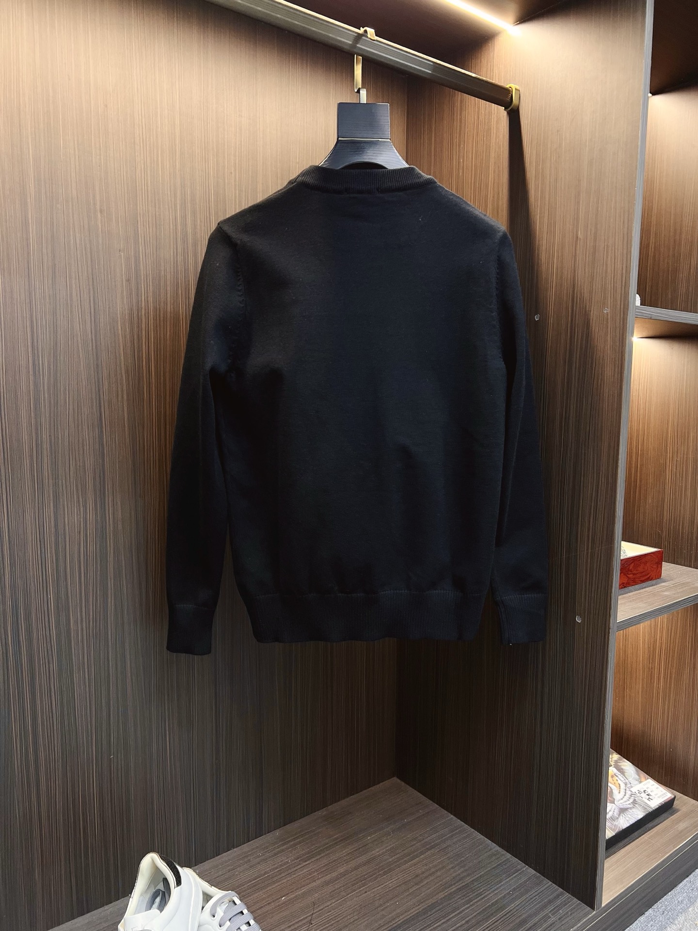 NO:594945,Versace  The new 2025 early autumn men's wool sweaters are hot-selling items on sale at the counter. Every major fashion buyer and star has a versatile item. Simple and fashionable, it is very beautiful, and the upper body is full of gentleman style. The whole sweater not only has exquisite texture and craftsmanship, but also the wiring is even and neat. The overall appearance is beautiful.  This ensures that the silhouette of the clothes is not easily deformed. The custom-made wool fabric is neither very loose nor very tight, and has very good recovery properties. A fashion item that is both cold-resistant and fashionable in autumn and winter. M-3XL, versace, sweaters, alexander  wang19860909范思哲 2025早秋新款男士羊毛针织衫,专柜在售爆款单品,各大时尚买手明星人手一件的百搭单品.简单时尚甚是好看,上身绅士范十足.整件毛衣不单纹理工艺精美,走线更是精工细作均匀整齐.整体美观大方保证了衣服的廓形不易变形.定制羊毛面料,既不会很宽松也不会很紧绷,恢复性非常好.秋冬御寒与时尚兼备的一款时装单品.M-3XL,,versace,sweaters,alexander wang,Men's clothing