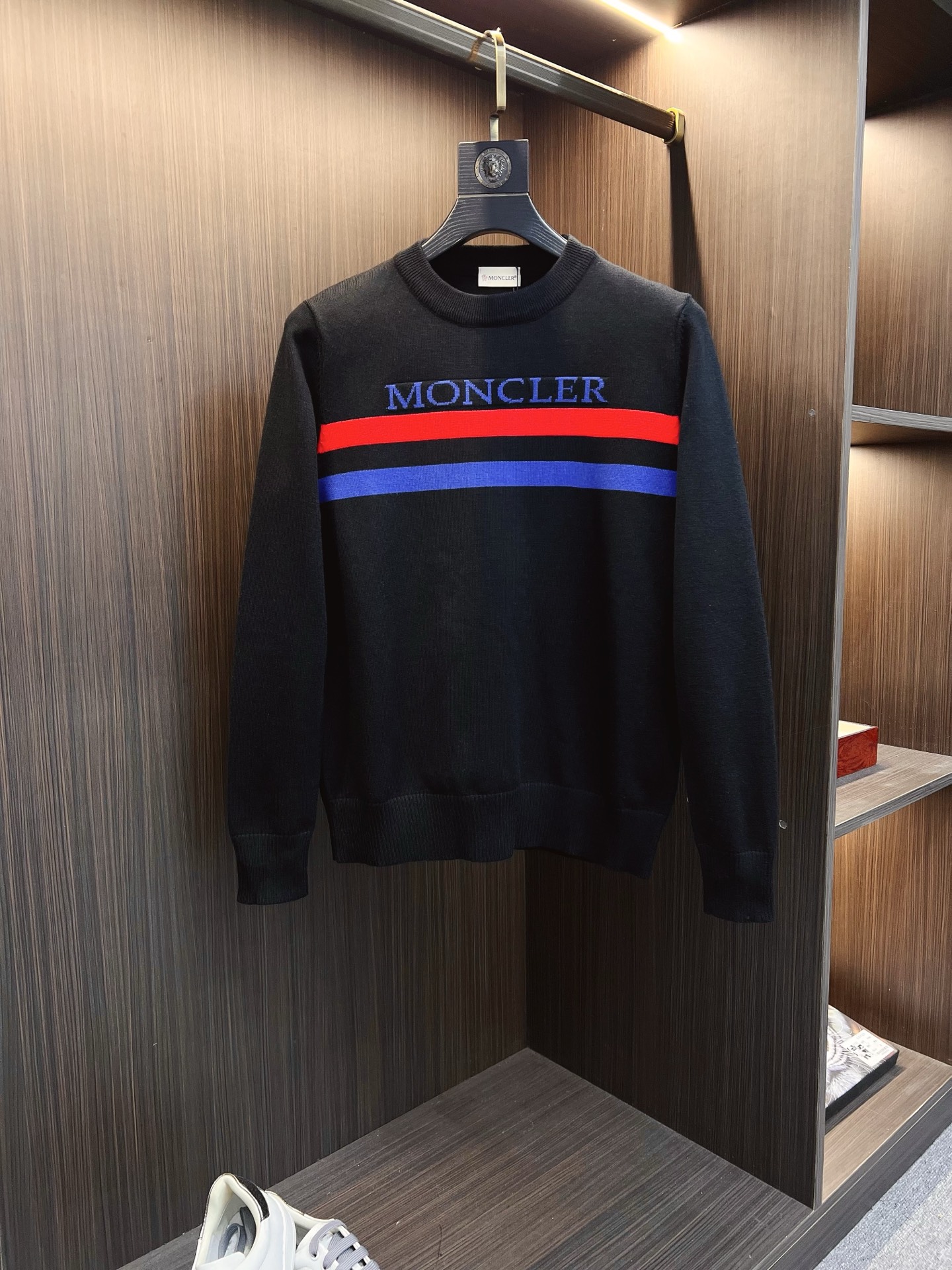 NO:594942,Mouth covering  The new 2025 early autumn men's wool sweaters are hot-selling items on sale at the counter. Every major fashion buyer and star has a versatile item. Simple and fashionable, it is very beautiful, and the upper body is full of gentleman style. The whole sweater not only has exquisite texture and craftsmanship, but also the wiring is even and neat. The overall appearance is beautiful.  This ensures that the silhouette of the clothes is not easily deformed. The custom-made wool fabric is neither very loose nor very tight, and has very good recovery properties. A fashion item that is both cold-resistant and fashionable in autumn and winter. M-3XL, Moncler, sweaters, alexander  wang19860909蒙口 2025早秋新款男士羊毛针织衫,专柜在售爆款单品,各大时尚买手明星人手一件的百搭单品.简单时尚甚是好看,上身绅士范十足.整件毛衣不单纹理工艺精美,走线更是精工细作均匀整齐.整体美观大方保证了衣服的廓形不易变形.定制羊毛面料,既不会很宽松也不会很紧绷,恢复性非常好.秋冬御寒与时尚兼备的一款时装单品.M-3XL,,Moncler,sweaters,alexander wang,Men's clothing