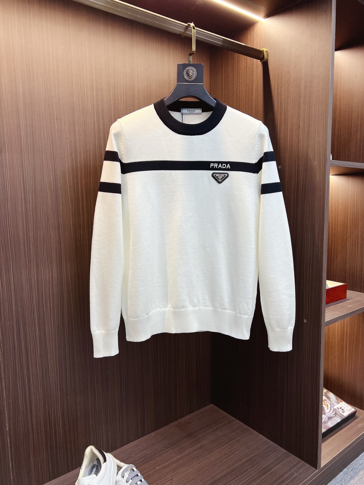 NO:594948,PRADA Prada  2025 new early autumn men's wool sweaters, popular items are on sale at the counter, and every major fashion buyer star has a versatile item. Simple and fashionable, it is very beautiful, and the upper body is full of gentleman style. The whole sweater not only has exquisite texture and craftsmanship, but also the wiring is even and neat. The overall appearance is beautiful and elegant.  It proves that the silhouette of the clothes is not easy to deform. The customized wool fabric is neither very loose nor very tight, and has very good recovery. A fashion item that is both cold-resistant and fashionable in autumn and winter. M-3XL,, prada, prada, sweaters, alexander  wang19860909PRADA 普拉达 2025早秋新款男士羊毛针织衫,专柜在售爆款单品,各大时尚买手明星人手一件的百搭单品.简单时尚甚是好看,上身绅士范十足.整件毛衣不单纹理工艺精美,走线更是精工细作均匀整齐.整体美观大方保证了衣服的廓形不易变形.定制羊毛面料,既不会很宽松也不会很紧绷,恢复性非常好.秋冬御寒与时尚兼备的一款时装单品.M-3XL,,prada,prada,sweaters,alexander wang,Men's clothing