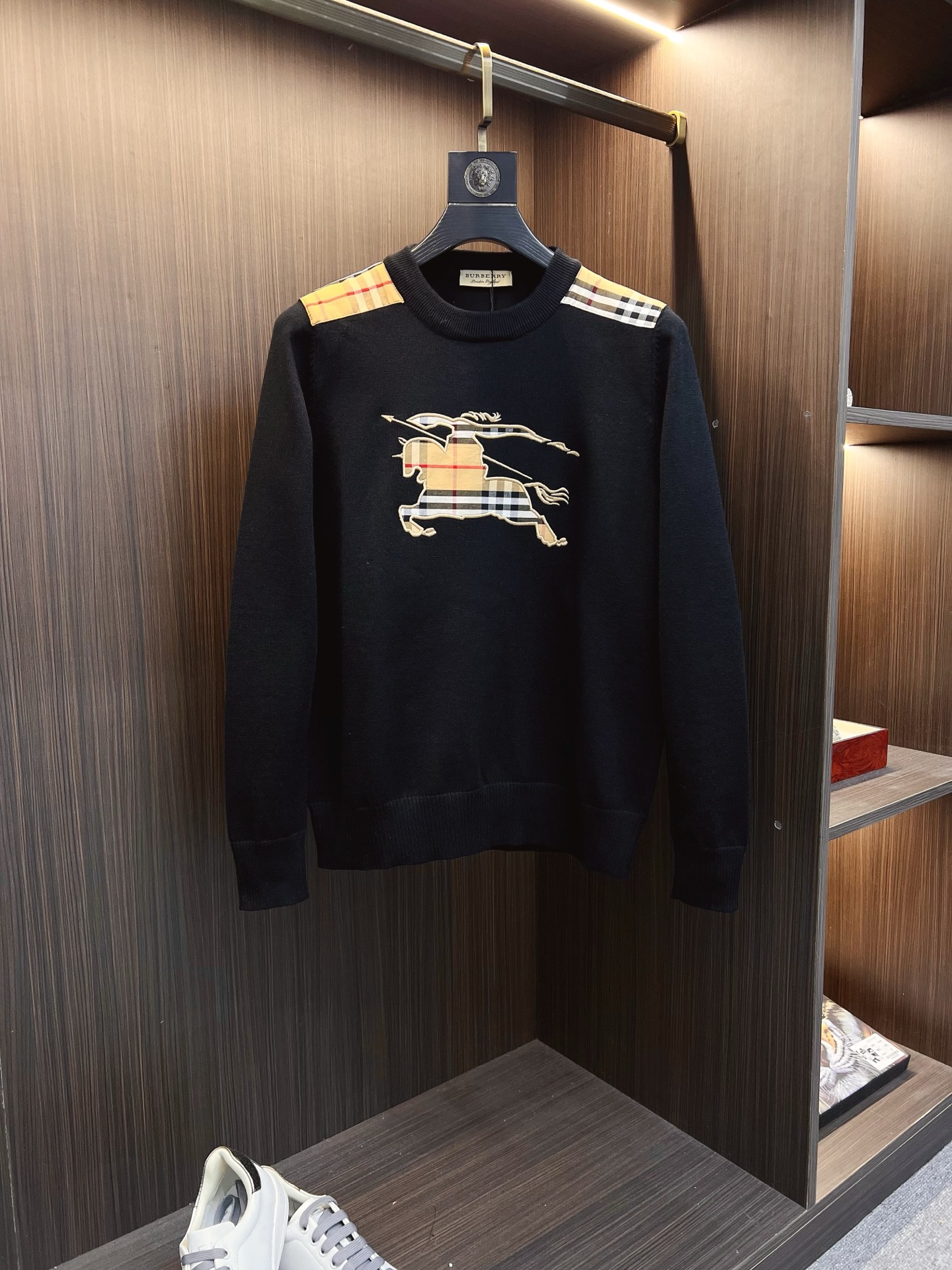 NO:594951,Burberry Burberry  The new 2025 early autumn men's wool sweaters are hot-selling items on sale at the counter. Every major fashion buyer and star has a versatile item. Simple and fashionable, it looks good, and the upper body is full of gentleman style. The whole sweater not only has exquisite texture and craftsmanship, but also the wiring is even and neat. The overall beauty and elegance ensure that the clothes  The silhouette of the clothing is not easily deformed. The custom-made wool fabric is neither very loose nor very tight, and has very good recovery properties. A fashion item that is both cold-resistant and fashionable in autumn and winter. M-3XL,, burberry, burberry, sweaters, alexander  wang19860909Burberry 巴宝莉 2025早秋新款男士羊毛针织衫,专柜在售爆款单品,各大时尚买手明星人手一件的百搭单品.简单时尚甚是好看,上身绅士范十足.整件毛衣不单纹理工艺精美,走线更是精工细作均匀整齐.整体美观大方保证了衣服的廓形不易变形.定制羊毛面料,既不会很宽松也不会很紧绷,恢复性非常好.秋冬御寒与时尚兼备的一款时装单品.M-3XL,,burberry,burberry,sweaters,alexander wang,Men's clothing