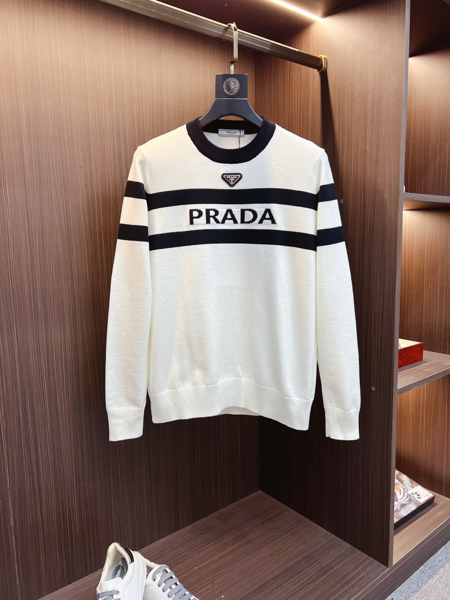 NO:594954,PRADA Prada  2025 new early autumn men's wool sweaters, popular items are on sale at the counter, and every major fashion buyer star has a versatile item. Simple and fashionable, it is very beautiful, and the upper body is full of gentleman style. The whole sweater not only has exquisite texture and craftsmanship, but also the wiring is even and neat. The overall appearance is beautiful and elegant.  It proves that the silhouette of the clothes is not easy to deform. The customized wool fabric is neither very loose nor very tight, and has very good recovery. A fashion item that is both cold-resistant and fashionable in autumn and winter. M-3XL,, prada, prada, sweaters, alexander  wang19860909PRADA 普拉达 2025早秋新款男士羊毛针织衫,专柜在售爆款单品,各大时尚买手明星人手一件的百搭单品.简单时尚甚是好看,上身绅士范十足.整件毛衣不单纹理工艺精美,走线更是精工细作均匀整齐.整体美观大方保证了衣服的廓形不易变形.定制羊毛面料,既不会很宽松也不会很紧绷,恢复性非常好.秋冬御寒与时尚兼备的一款时装单品.M-3XL,,prada,prada,sweaters,alexander wang,Men's clothing