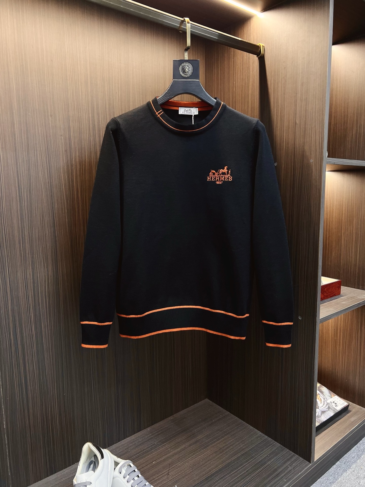 NO:594957,Hermès  The new 2025 early autumn men's wool sweaters are hot-selling items on sale at the counter. Every major fashion buyer and star has a versatile item. Simple and fashionable, it looks good, and the upper body is full of gentleman's style. The entire sweater not only has exquisite texture and craftsmanship, but also the wiring is even and neat. The overall appearance is beautiful.  The generosity ensures that the silhouette of the clothes is not easily deformed. The custom-made wool fabric is neither very loose nor very tight, and has very good recovery properties. A fashion item that is both cold-resistant and fashionable in autumn and winter. M-3XL, hermes, sweaters, alexander  wang19860909爱马仕 2025早秋新款男士羊毛针织衫,专柜在售爆款单品,各大时尚买手明星人手一件的百搭单品.简单时尚甚是好看,上身绅士范十足.整件毛衣不单纹理工艺精美,走线更是精工细作均匀整齐.整体美观大方保证了衣服的廓形不易变形.定制羊毛面料,既不会很宽松也不会很紧绷,恢复性非常好.秋冬御寒与时尚兼备的一款时装单品.M-3XL,,hermes,sweaters,alexander wang,Men's clothing