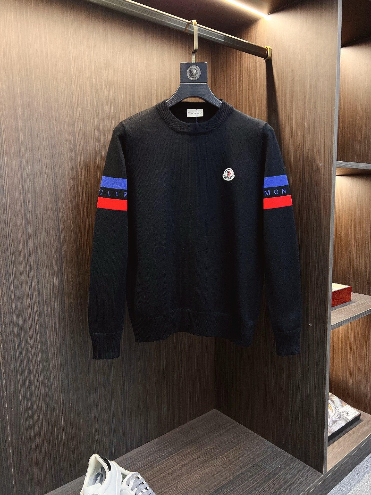 NO:594960,Mouth covering  The new 2025 early autumn men's wool sweaters are hot-selling items on sale at the counter. Every major fashion buyer and star has a versatile item. Simple and fashionable, it is very beautiful, and the upper body is full of gentleman style. The whole sweater not only has exquisite texture and craftsmanship, but also the wiring is even and neat. The overall appearance is beautiful.  This ensures that the silhouette of the clothes is not easily deformed. The custom-made wool fabric is neither very loose nor very tight, and has very good recovery properties. A fashion item that is both cold-resistant and fashionable in autumn and winter. M-3XL, Moncler, sweaters, alexander  wang19860909蒙口 2025早秋新款男士羊毛针织衫,专柜在售爆款单品,各大时尚买手明星人手一件的百搭单品.简单时尚甚是好看,上身绅士范十足.整件毛衣不单纹理工艺精美,走线更是精工细作均匀整齐.整体美观大方保证了衣服的廓形不易变形.定制羊毛面料,既不会很宽松也不会很紧绷,恢复性非常好.秋冬御寒与时尚兼备的一款时装单品.M-3XL,,Moncler,sweaters,alexander wang,Men's clothing