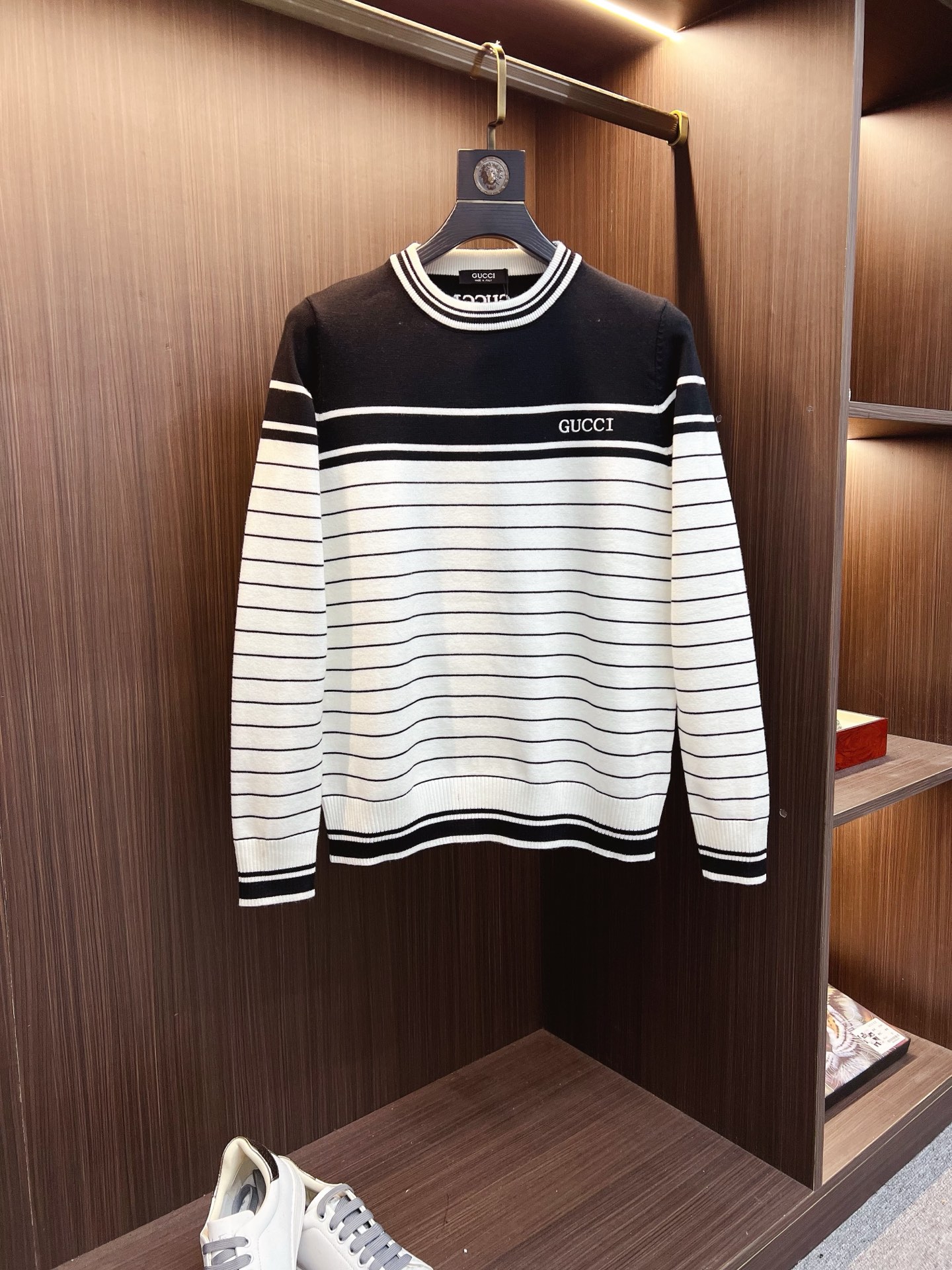 NO:594934,GUCCI Gucci  The new 2025 early autumn men's wool sweaters are hot-selling items on sale at the counter. Every major fashion buyer and star has a versatile item. Simple and fashionable, it looks good, and the upper body is full of gentleman's style. The entire sweater not only has exquisite texture and craftsmanship, but also the wiring is even and neat. The overall appearance is beautiful.  The generosity ensures that the silhouette of the clothes is not easily deformed. The custom-made wool fabric is neither very loose nor very tight, and has very good recovery properties. A fashion item that is both cold-resistant and fashionable in autumn and winter. M-3XL,, gucci, sweaters, alexander  wang19860909GUCCI 古奇 2025早秋新款男士羊毛针织衫,专柜在售爆款单品,各大时尚买手明星人手一件的百搭单品.简单时尚甚是好看,上身绅士范十足.整件毛衣不单纹理工艺精美,走线更是精工细作均匀整齐.整体美观大方保证了衣服的廓形不易变形.定制羊毛面料,既不会很宽松也不会很紧绷,恢复性非常好.秋冬御寒与时尚兼备的一款时装单品.M-3XL,,gucci,sweaters,alexander wang,Men's clothing