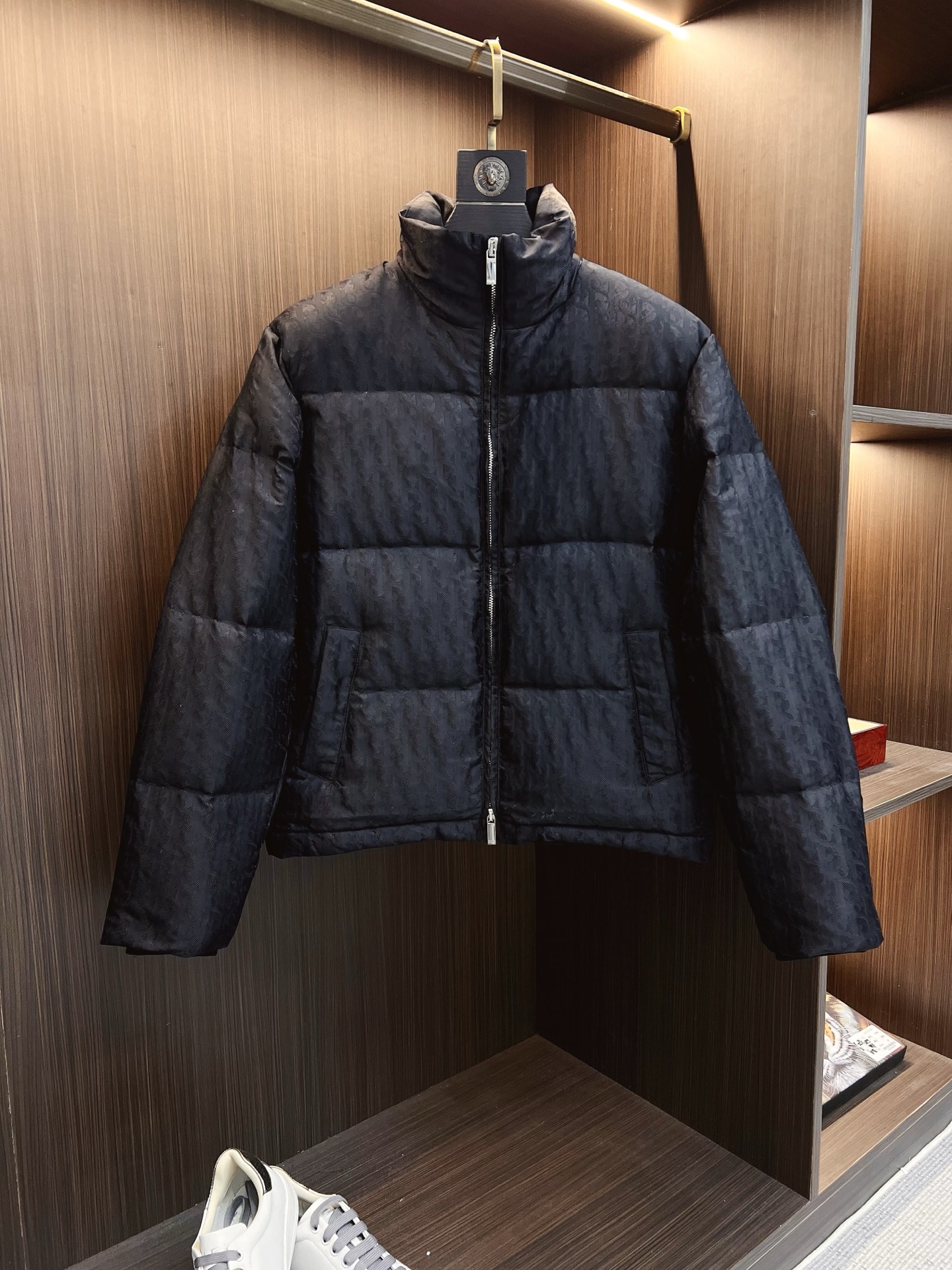 NO:612867,The high version (with logo on the lining) comes with an exclusive dust bag. This 25-year-old jacket highlights Dior's classic Oblique print. It is made of black technical jacquard fabric and is decorated with a Dior rubber patch on the back. The stand-up collar highlights the personality. The whole body is decorated with tonal printing, and exquisite details enhance the style. Comes with the original dust bag. The back is decorated with a Dior rubber patch. The whole body is decorated with an Oblique stand-up collar. Two-way zipper closure, with Dior signature zipper puller.  CD snap color black haze blue size S-XL, dior, jackets & coats, alexander wang19860909高版本（里布有logo）配专属防尘袋 25年这款夹克突显 Dior 经典的 Oblique 印花.采用黑色科技提花面料精心制作,背面饰以 Dior 橡胶补丁,搭配立领彰显个性.通体饰以同色调印花,精巧细节提升造型格调.配原版防尘袋. 背面饰以 Dior 橡胶补丁 通体饰以 Oblique 立领 双向拉链开合,搭配 Dior 标志拉链头 搭配 CD 按扣 颜色黑色 雾霾蓝 尺码S-XL,,dior,jackets & coats,alexander wang,Men's clothing