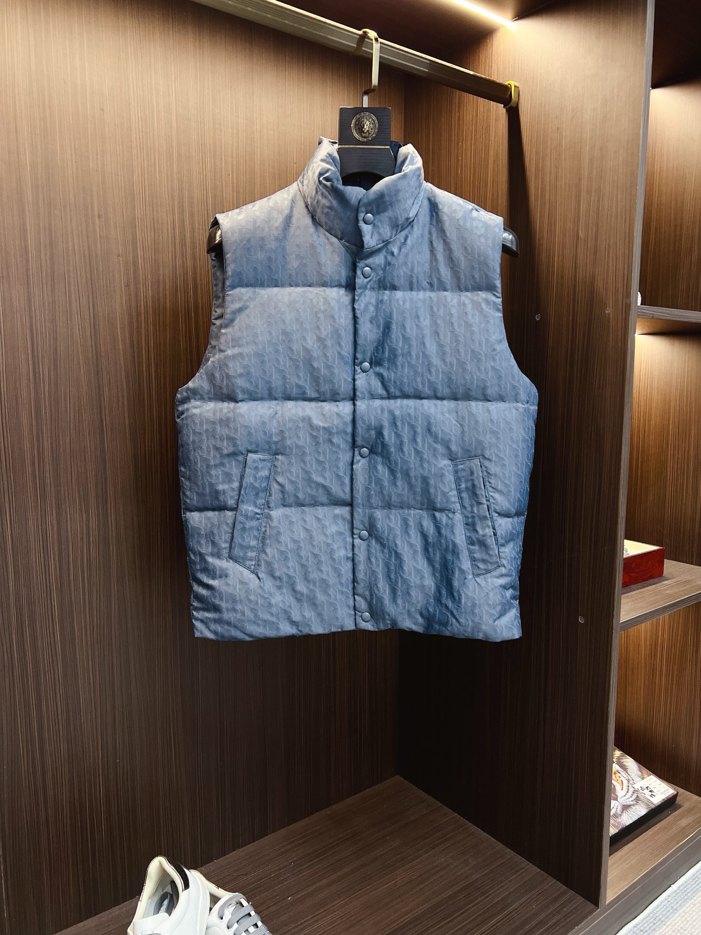 NO:612871,High version (with logo on the lining) with exclusive dust bag DR DIoR 25FW new down vest  The fabric uses scientific jacquard technology to apply laser jacquard technology to the fabric, making the entire piece more concave and convex, with a stronger three-dimensional effect. This technology not only improves the visual effect of the fabric, but also enhances the durability and comfort of the fabric. The custom-woven high-density satin nylon material, combined with the dark jacquard weave method, makes the down highly waterproof, anti-fouling, and dust-proof. This ensures that it can maintain good appearance and performance in bad weather.  Printing process Oblique printing is applied to the fabric through precise printing technology, perfectly integrating with the fabric, showing a low-key and luxurious visual effect. The down filling is strictly processed and screened to ensure the fluffiness and warmth of the down. The down is evenly filled into the liner and fixed by sewing and gluing.  Detail processing is carried out on the collar, cuffs, hem and other parts to improve the practicality and beauty. At the same time, ironing and inspection are carried out to ensure that the product quality meets the standards. Black, same style for men and women!  SIZE: S-XL three standard complete, dior, down jacket, alexander wang19860909高版本（里布有logo）配专属防尘袋 DR DIoR 25FW新款羽绒马甲 面料采用科技提花技术在面料上应用激光提花技术,使整件凹凸有致,立体感更强.这种技术不仅提升了面料的视觉效果,还增强了面料的耐用性和舒适度.定织高密度缎面尼龙材质,结合暗纹提花织法,使得羽绒具有极高的防水、防污、防尘性能.这确保了在恶劣天气下也能保持良好的外观和性能. 印花工艺Oblique印花通过精密的印刷技术应用于面料上,与面料完美融合,呈现出低调而奢华的视觉效果. 羽绒填充经过严格的处理和筛选,确保羽绒的蓬松度和保暖性.将羽绒均匀地填充到的内胆中,并通过缝制压胶等方式固定. 细节处理在的领口、袖口、下摆等部位进行细节处理,以提升的实用性和美观度.wt同时,对进行整烫和检验,确保产品质量符合标准. 黑色,男女同款！ SIZE:S-XL 三标齐全,,dior,down jacket,alexander wang,Men's clothing
