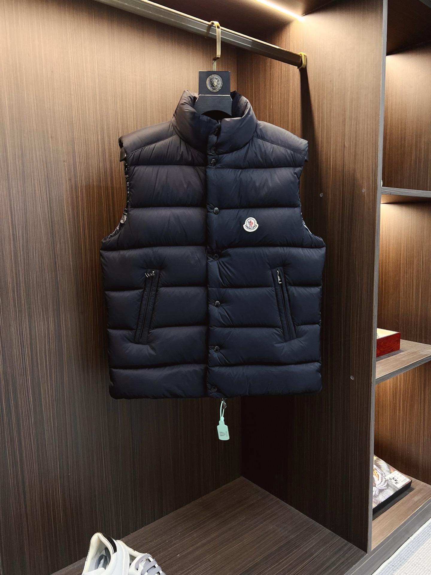 NO:612875,The Tibb men's down vest is a classic Moncler item, inspired by the iconic archival silhouette of the 1980s. Made of longue saison fabric, suitable for seasonal wear. This nylon fabric is lightweight and protective. Details Made of longue saison fabric Longue saison lining Filled with down, collar with snap buttons, zipper closure Zipper pockets Unisex Color: black 25001 size data reference: 1-5  Size 1 has shoulder width 46cm - bust 116cm - length 65cm. Size 2 has shoulder width 48cm - bust 118cm - length 67cm. Size 3 has shoulder width 50cm - bust 120cm - length 69cm. Size 4: shoulder width 52cm - bust 122cm - length 71cm. Size 5: shoulder width 54cm - bust 124cm - length 73cm., down jacket, alexander wang19860909Tibb男士羽绒马甲是Moncler的经典单品,灵感源于80年代的标志性典藏廓形.采用longue saison面料制成,适合换季时节穿着.这种尼龙面料具有轻盈性和保护性. 细节 采用longue saison面料制成 Longue saison衬里 填充羽绒,衣领设有按扣 ,拉链开合 拉链口袋 男女同款 颜色:黑色 25001尺码数据参考: 1-5 1码肩宽46cm-胸围116cm-衣长65cm 2码肩宽48cm-胸围118cm-衣长67cm 3码肩宽50cm-胸围120cm-衣长69cm 4码:肩宽52cm-胸围122cm-衣长71cm 5码:肩宽54cm-胸围124cm-衣长73cm,,down jacket,alexander wang,Men's clothing