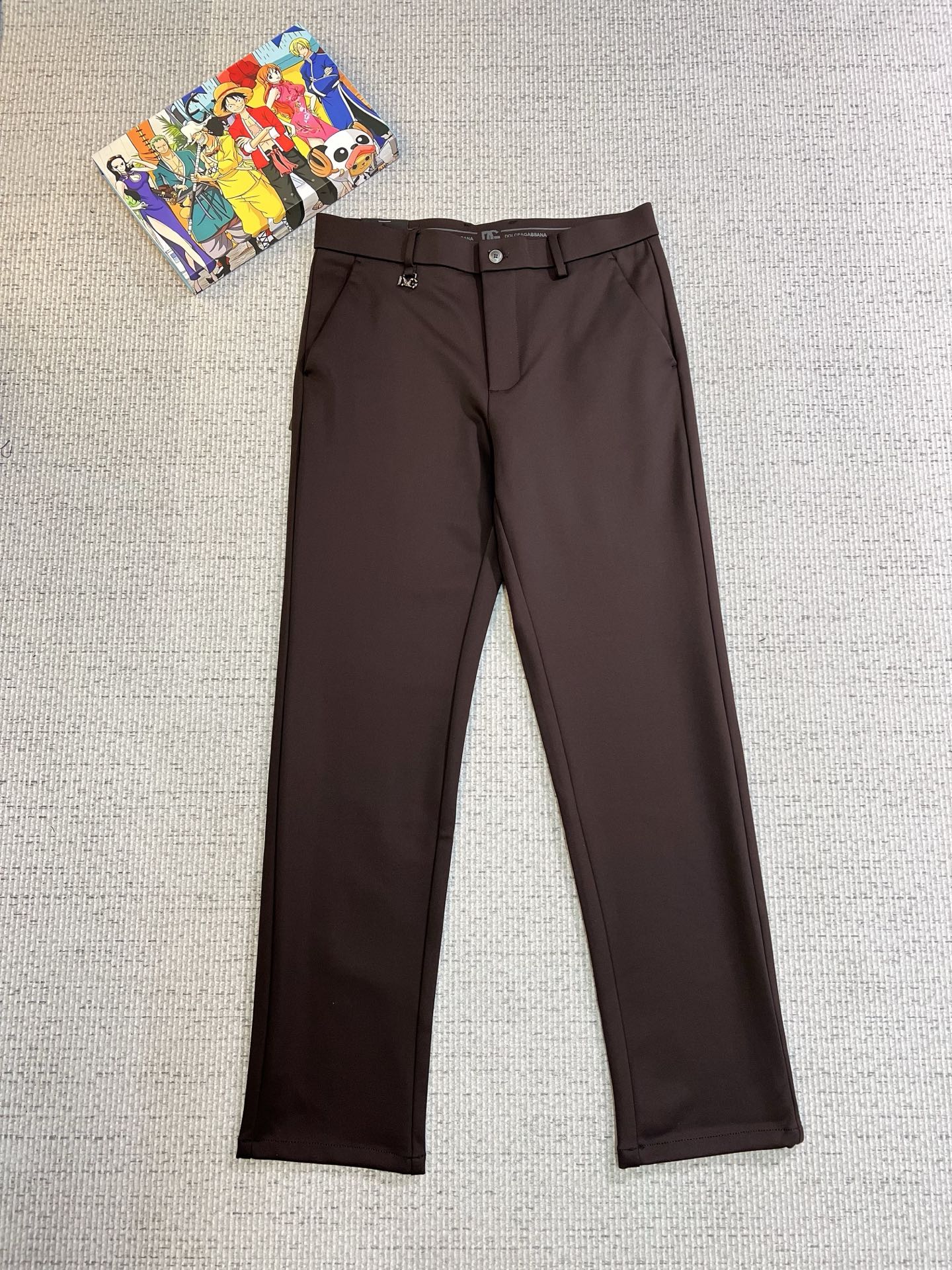 NO:612895,DG Casual Pants, Western Pants 2025SS Autumn and Winter New Style, Special Fabric for Advanced Customized Pants, Customized Original Hardware, Heavy Craftsmanship, Fine Turning, Customized Fabric, Soft and Comfortable, Remarkable Texture, Exquisite Accessories, Excellent Upper Body Effect, Complete Three Standards, Standard Size 30-40,,alexander wang19860909DG 休闲裤 西裤2025SS秋冬新款 高级定制裤子专用面料 定制原版五金 重工工艺打造 车工走线精细 定制面料 柔软舒适 质感显著 辅料精美 上身效果超赞 三标齐全 标准尺码30-40,,alexander wang,Men's clothing