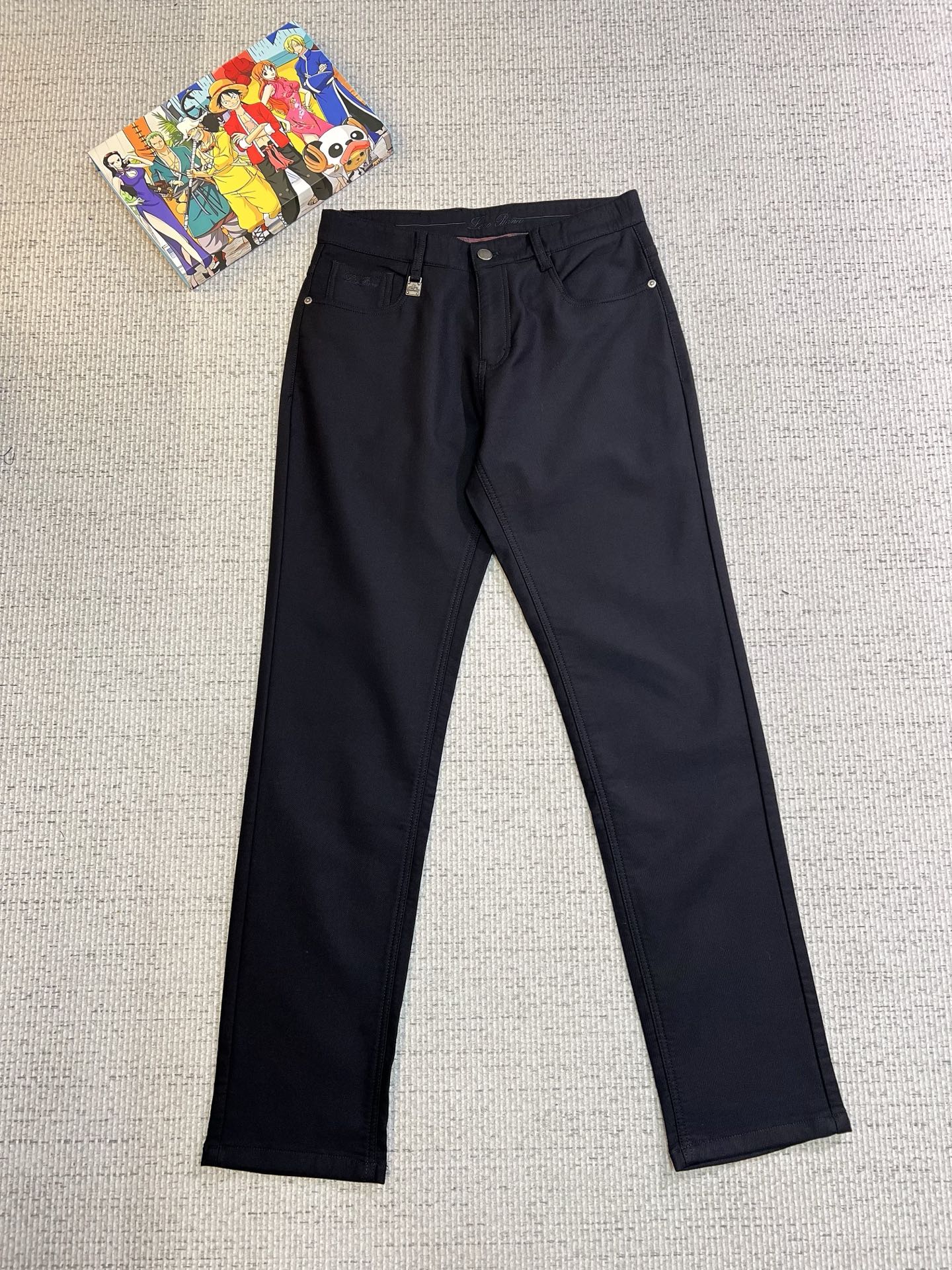 NO:612909,LP Casual Pants, Western Pants 2025SS Autumn and Winter New Style, Special Fabric for Advanced Custom Pants, Customized Original Hardware, Heavy Craftsmanship, Fine Turning, Customized Fabric, Soft and Comfortable, Remarkable Texture, Exquisite Accessories, Excellent Upper Body Effect, Complete Three Standards, Standard Sizes 30-40,,loro piana,alexander wang19860909LP 休闲裤 西裤2025SS秋冬新款 高级定制裤子专用面料 定制原版五金 重工工艺打造 车工走线精细 定制面料 柔软舒适 质感显著 辅料精美 上身效果超赞 三标齐全 标准尺码30-40,,loro piana,alexander wang,Men's clothing