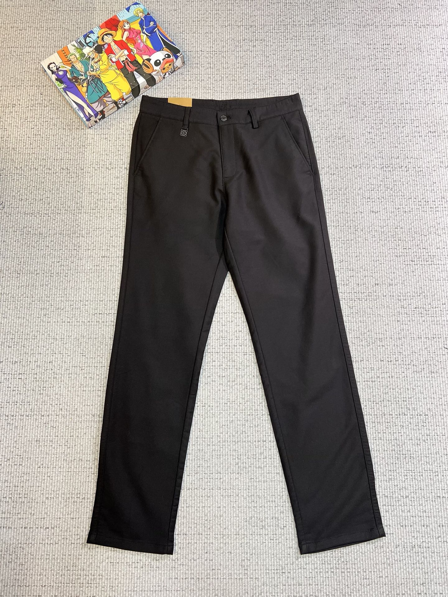 NO:612919,Loewe casual pants, trousers 2025SS autumn and winter new style, special fabric for advanced custom pants, customized original hardware, heavy craftsmanship, fine lathe wiring, customized fabric, soft and comfortable, significant texture, exquisite accessories, great upper body effect, complete three standards, standard size 30-40,, loewe, alexander wang19860909罗意威 休闲裤 西裤2025SS秋冬新款 高级定制裤子专用面料 定制原版五金 重工工艺打造 车工走线精细 定制面料 柔软舒适 质感显著 辅料精美 上身效果超赞 三标齐全 标准尺码30-40,,loewe,alexander wang,Men's clothing