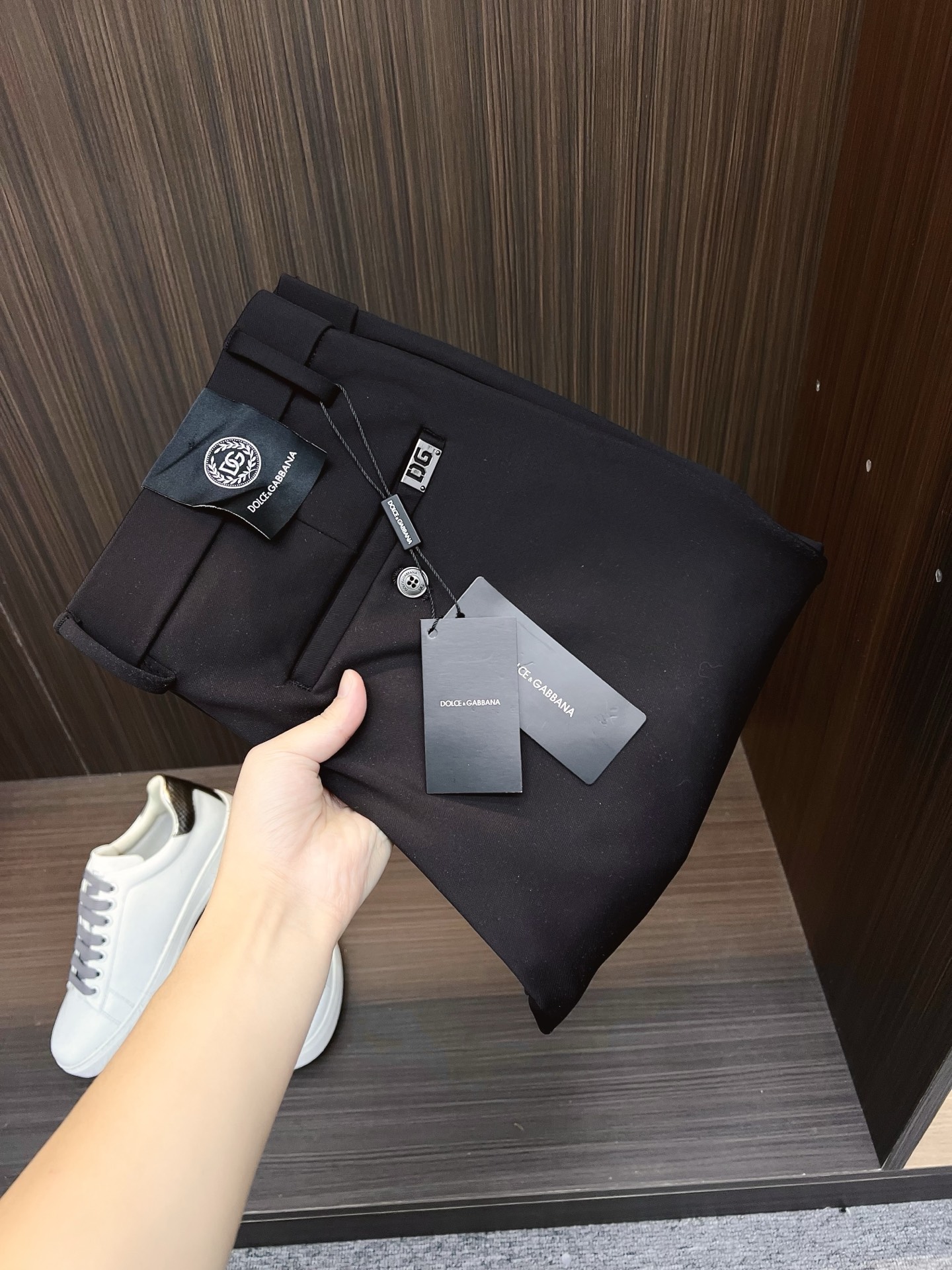 NO:599498,DG Casual Pants, Western Pants 2025SS Autumn and Winter New Style, Special Fabric for Advanced Customized Pants, Customized Original Hardware, Heavy Craftsmanship, Fine Turning, Customized Fabric, Soft and Comfortable, Remarkable Texture, Exquisite Accessories, Excellent Upper Body Effect, Complete Three Standards, Standard Size 30-40,,alexander wang19860909DG 休闲裤 西裤2025SS秋冬新款 高级定制裤子专用面料 定制原版五金 重工工艺打造 车工走线精细 定制面料 柔软舒适 质感显著 辅料精美 上身效果超赞 三标齐全 标准尺码30-40,,alexander wang,Men's clothing