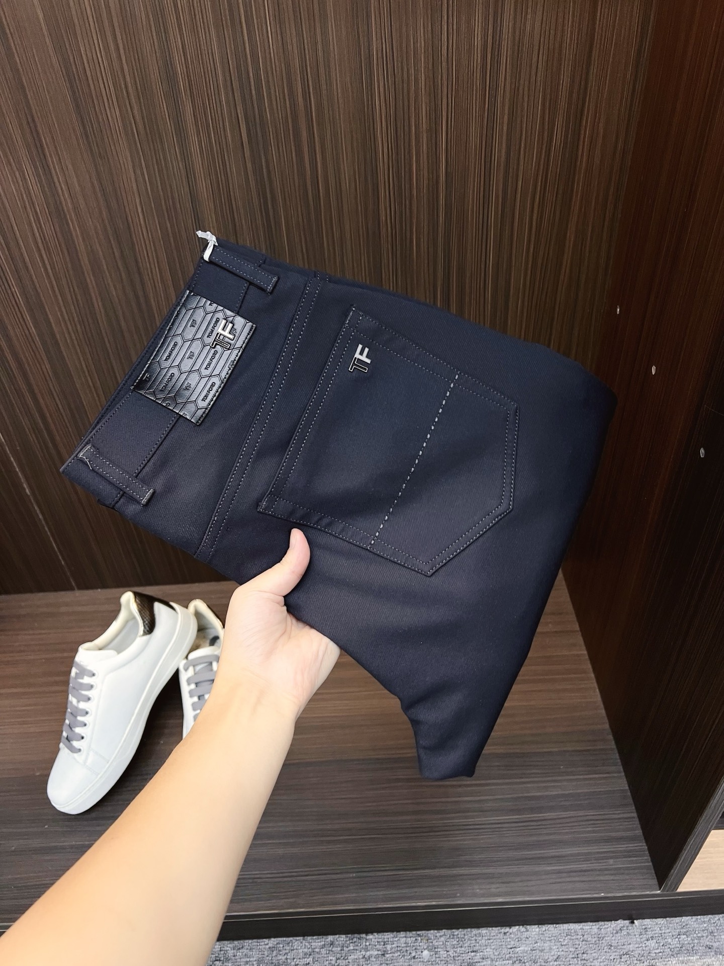 NO:599504,TF Casual Pants, Western Pants 2025SS Autumn and Winter New Style, Special Fabric for Advanced Customized Pants, Customized Original Hardware, Heavy Craftsmanship, Fine Lathe Lines, Customized Fabric, Soft and Comfortable, Remarkable Texture, Exquisite Accessories, Excellent Upper Body Effect, Complete Three Standards, Standard Sizes 30-40, Tom Ford, Alexander Wang19860909TF 休闲裤 西裤2025SS秋冬新款 高级定制裤子专用面料 定制原版五金 重工工艺打造 车工走线精细 定制面料 柔软舒适 质感显著 辅料精美 上身效果超赞 三标齐全 标准尺码30-40,,tom ford,alexander wang,Men's clothing