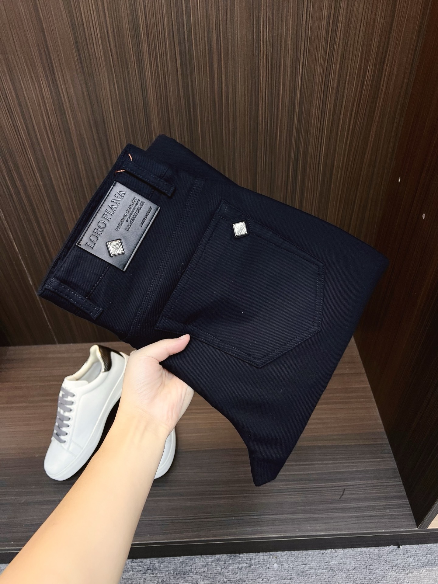 NO:599507,LP Casual Pants, Western Pants 2025SS Autumn and Winter New Style, Special Fabric for Advanced Custom Pants, Customized Original Hardware, Heavy Craftsmanship, Fine Turning, Customized Fabric, Soft and Comfortable, Remarkable Texture, Exquisite Accessories, Excellent Upper Body Effect, Complete Three Standards, Standard Sizes 30-40,,loro piana,alexander wang19860909LP 休闲裤 西裤2025SS秋冬新款 高级定制裤子专用面料 定制原版五金 重工工艺打造 车工走线精细 定制面料 柔软舒适 质感显著 辅料精美 上身效果超赞 三标齐全 标准尺码30-40,,loro piana,alexander wang,Men's clothing
