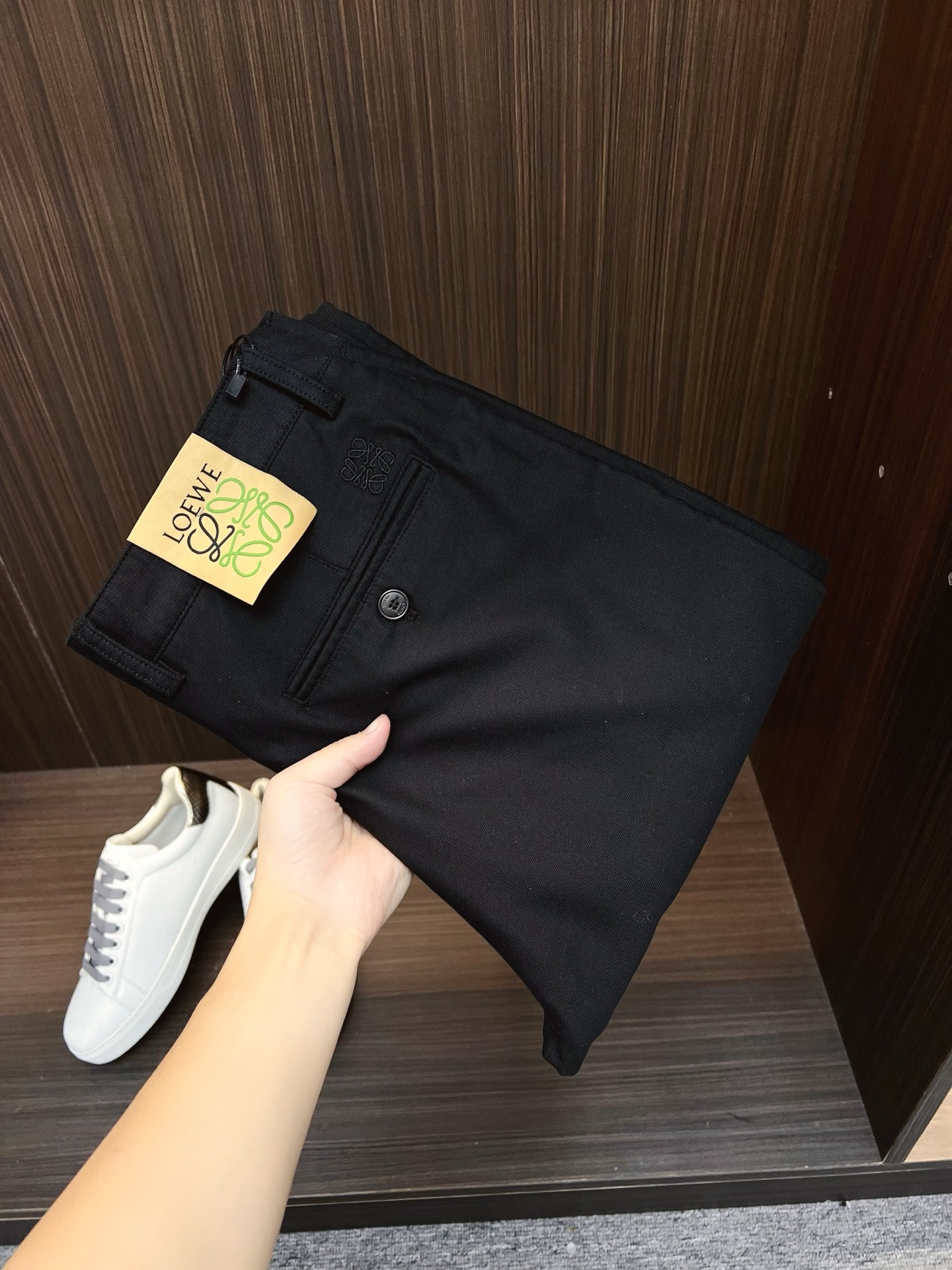 NO:599513,Loewe casual pants, trousers 2025SS autumn and winter new style, special fabric for advanced custom pants, customized original hardware, heavy craftsmanship, fine lathe wiring, customized fabric, soft and comfortable, significant texture, exquisite accessories, great upper body effect, complete three standards, standard size 30-40,, loewe, alexander wang19860909罗意威 休闲裤 西裤2025SS秋冬新款 高级定制裤子专用面料 定制原版五金 重工工艺打造 车工走线精细 定制面料 柔软舒适 质感显著 辅料精美 上身效果超赞 三标齐全 标准尺码30-40,,loewe,alexander wang,Men's clothing