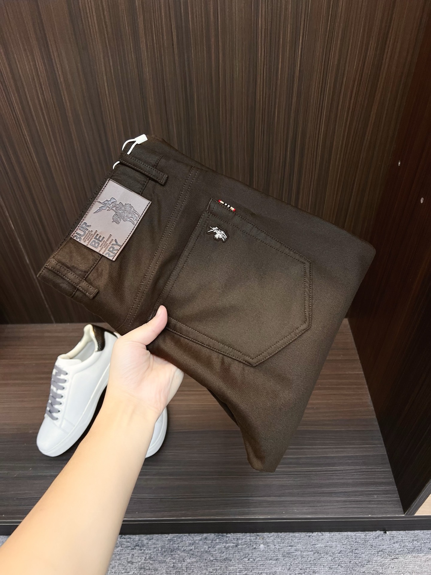 NO:599516,Burberry casual pants and trousers 2025SS autumn and winter new style, special fabric for advanced custom pants, customized original hardware, heavy craftsmanship, fine turning and routing, customized fabric, soft and comfortable, significant texture, exquisite accessories, great upper body effect, complete three standards, standard size 30-40,, burberry, burberry, alexander wang19860909Burberry 巴宝莉 休闲裤 西裤2025SS秋冬新款 高级定制裤子专用面料 定制原版五金 重工工艺打造 车工走线精细 定制面料 柔软舒适 质感显著 辅料精美 上身效果超赞 三标齐全 标准尺码30-40,,burberry,burberry,alexander wang,Men's clothing