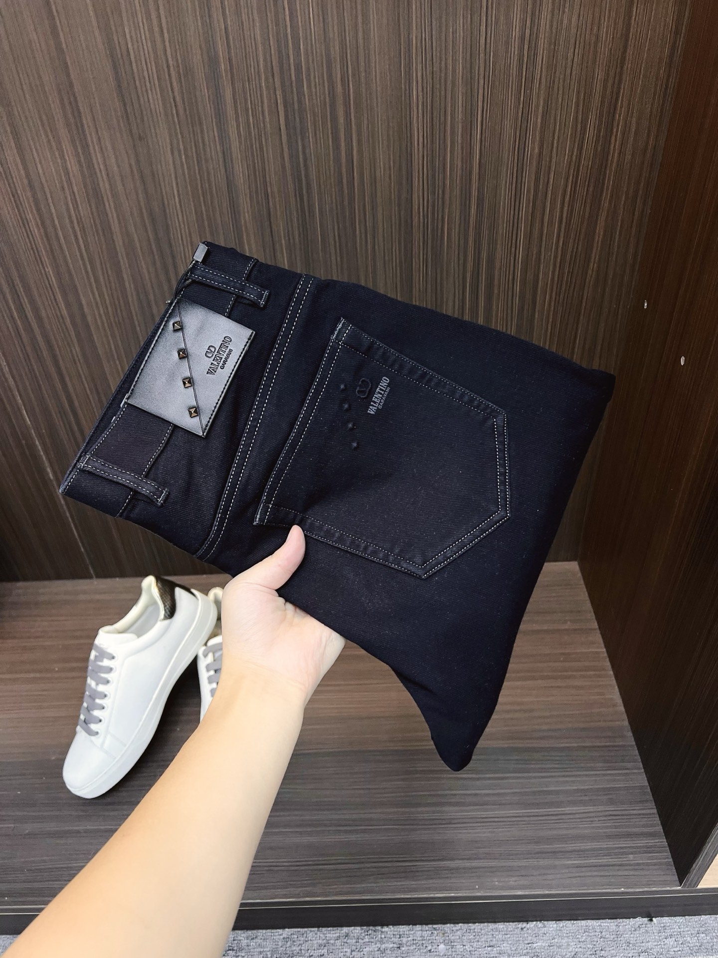 NO:599524,Valentino casual pants, trousers 2025SS autumn and winter new style, special fabric for advanced custom pants, customized original hardware, heavy craftsmanship, fine turning and routing, customized fabric, soft and comfortable, significant texture, exquisite accessories, great upper body effect, complete three standards, standard size 30-40,,valentino,alexander wang19860909华伦天奴 休闲裤 西裤2025SS秋冬新款 高级定制裤子专用面料 定制原版五金 重工工艺打造 车工走线精细 定制面料 柔软舒适 质感显著 辅料精美 上身效果超赞 三标齐全 标准尺码30-40,,valentino,alexander wang,Men's clothing