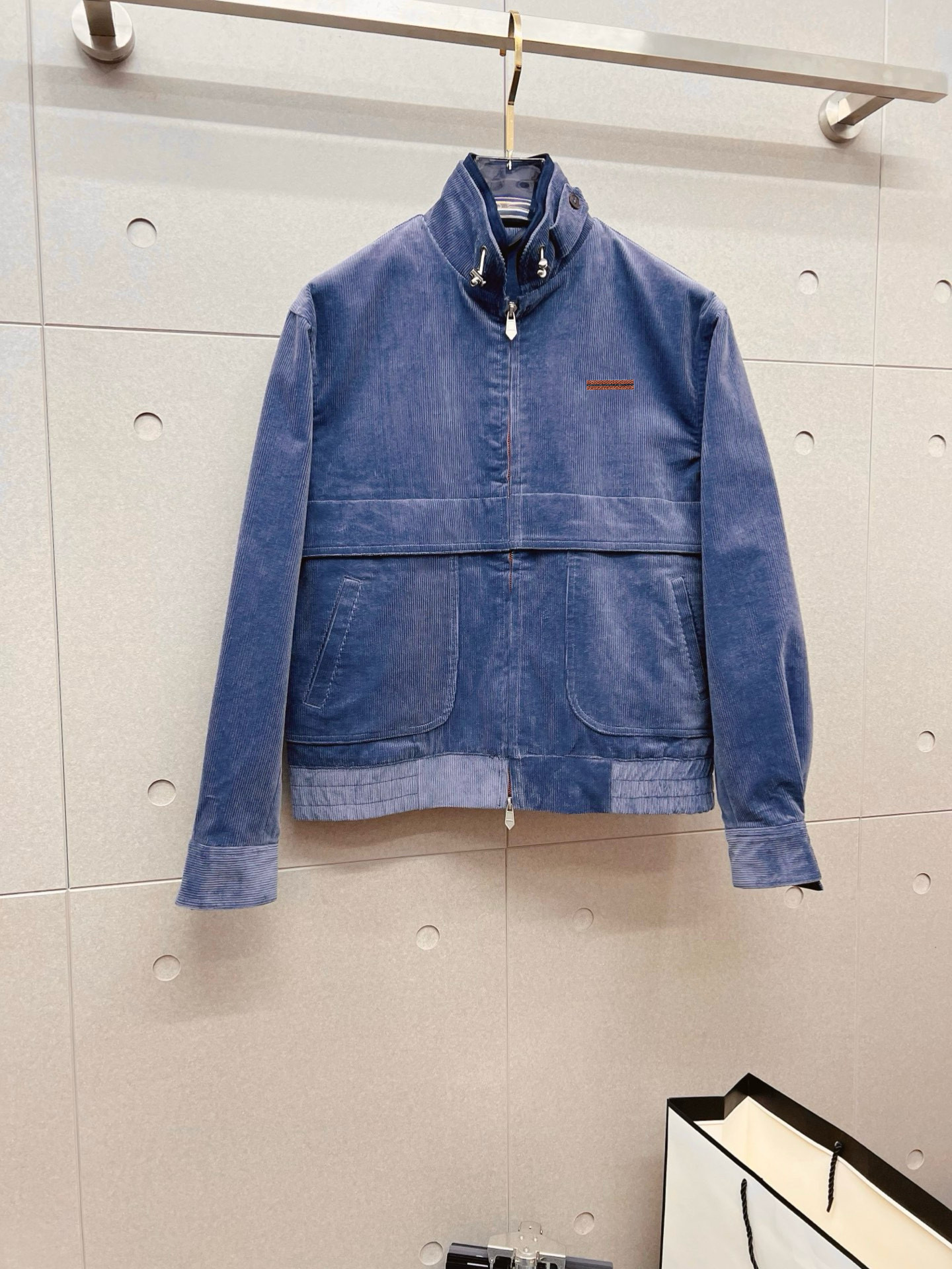 NO:598474,Ermenegildo Zegna old money style classic men's business casual lapel jacket. A fashion with a typical Italian style. The trading company's channel products are very sophisticated in terms of fabric selection and craftsmanship. They are low-key and luxurious, elegant and noble. Every detail proves the brand's own high-end sense. The whole body interprets the Italian minimalist, capable and outdoor functional style to the extreme. It is both solemn and harmonious, and the upper body is full of style!  A treasure-level functional equipment that combines fashion sense and design sense to create a unique styling item, improved pilot shape design, classic stand collar design, retro and age-reducing yet very fashionable, elastic design is used on the cuffs and hem, suede fabric imported from Italy. The texture is as delicate as baby skin. It has superior stiffness, quite elegant and fashionable!  The color is light and versatile, the silhouette is neat and neat, and the upper body instantly highlights the spirit. It is full of style and can easily control various body shapes. It is a perfect jacket for business commuting and outdoor leisure. It is a piece of equipment with extremely practical wearability and attendance rate. Size M—3XL,,zegna,jackets & coats,jackets & coats,chamois leather,alexander wang19860909杰尼亚 老钱风 经典男士商务休闲翻领夹克外套.颇具意大利典型风格的时装,贸易公司渠道臻品 在面料选取和工艺方面都相当考究,低调且奢华,优雅且高贵,每一个细节都在力证品牌自身的高级感,通体将意式的极简、干练和户外功能性风格极致诠释,亦庄亦谐,上身型款十足！集时装感与设计感的一款宝藏级功能型装备,塑造出别具一格的造型单品,改良式的飞行员造型设计,经典的站领设计,复古减龄又非常时髦,袖口与下摆运用松紧设计,意大利客供进口麂皮面料.质感如婴儿皮肤一样细腻.挺括性优越,颇为优雅且时髦！配色轻熟百搭,版型剪裁干练利落,上身瞬间凸显出精神感,型款十足,轻松驾驭各种身型,商务通勤与户外休闲完美兼备的一款外套,属于实穿性出勤率极高的一款装备 码数M—3XL,,zegna,jackets & coats,jackets & coats,chamois leather,alexander wang,Men's clothing