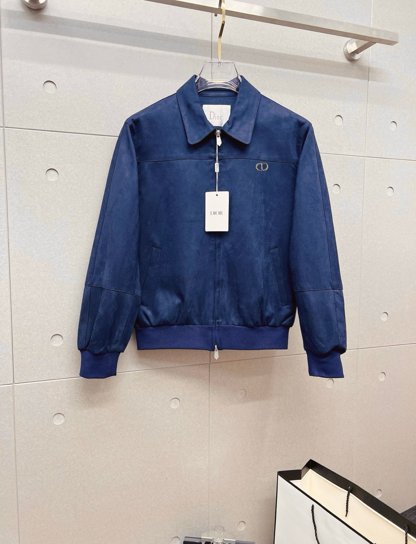 NO:598475,Dior old money style classic men's business casual lapel jacket. A fashion with a typical Italian style. The trading company channel product is very sophisticated in fabric selection and craftsmanship. It is low-key and luxurious, elegant and noble. Every detail proves the brand's own high-end sense. The whole body interprets the Italian minimalist, capable and outdoor functional style to the extreme. It is both solemn and harmonious, and the upper body is full of style!  A treasure-level functional equipment that combines fashion sense and design sense to create a unique styling item, improved pilot shape design, classic stand collar design, retro and age-reducing yet very fashionable, elastic design is used on the cuffs and hem, suede fabric imported from Italy. The texture is as delicate as baby skin. It has superior stiffness, quite elegant and fashionable!  The color is light and versatile, the silhouette is neat and neat, and the upper body instantly highlights the spirit. It is full of style and can easily control various body types. It is a perfect jacket for business commuting and outdoor leisure. It is a piece of equipment with extremely high wearability and attendance rate. Size M—3XL,, dior, dior, jackets & coats, jackets & coats, chamois leather, alexander wang19860909Dior 迪奥 老钱风 经典男士商务休闲翻领夹克外套.颇具意大利典型风格的时装,贸易公司渠道臻品 在面料选取和工艺方面都相当考究,低调且奢华,优雅且高贵,每一个细节都在力证品牌自身的高级感,通体将意式的极简、干练和户外功能性风格极致诠释,亦庄亦谐,上身型款十足！集时装感与设计感的一款宝藏级功能型装备,塑造出别具一格的造型单品,改良式的飞行员造型设计,经典的站领设计,复古减龄又非常时髦,袖口与下摆运用松紧设计,意大利客供进口麂皮面料.质感如婴儿皮肤一样细腻.挺括性优越,颇为优雅且时髦！配色轻熟百搭,版型剪裁干练利落,上身瞬间凸显出精神感,型款十足,轻松驾驭各种身型,商务通勤与户外休闲完美兼备的一款外套,属于实穿性出勤率极高的一款装备 码数M—3XL,,dior,dior,jackets & coats,jackets & coats,chamois leather,alexander wang,Men's clothing