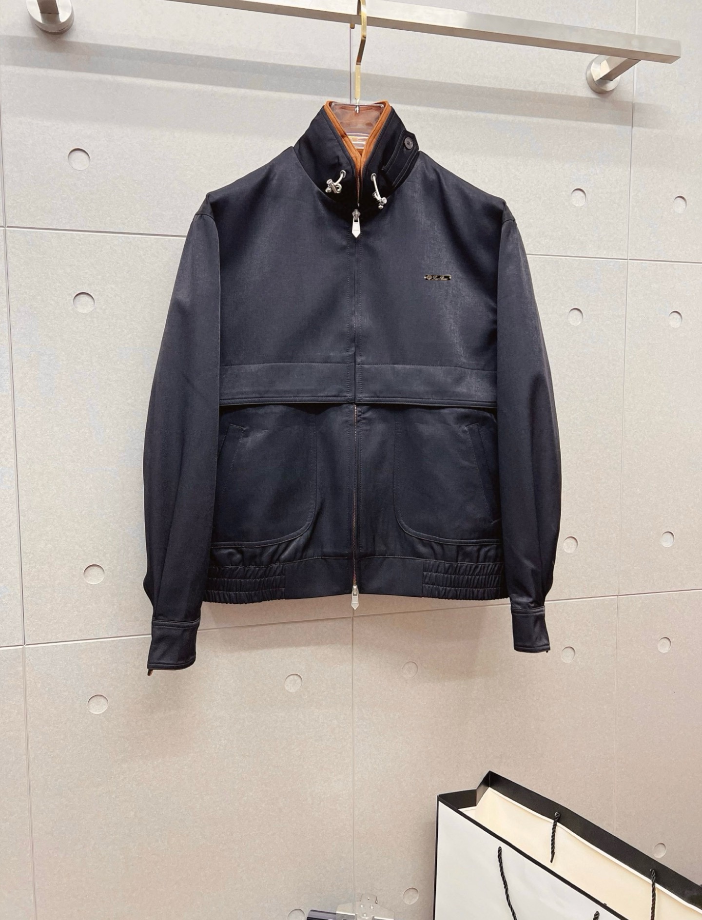 NO:598477,LP old money style classic men's business casual lapel jacket. A fashion with a typical Italian style. The trading company's channel products are very sophisticated in fabric selection and craftsmanship. It is low-key and luxurious, elegant and noble. Every detail proves the brand's own high-end sense. The whole body interprets the Italian minimalist, capable and outdoor functional style to the extreme. It is both solemn and harmonious, and the upper body is full of style!  A treasure-level functional equipment that combines fashion sense and design sense to create a unique styling item, improved pilot shape design, classic stand collar design, retro and age-reducing yet very fashionable, elastic design is used on the cuffs and hem, suede fabric imported from Italy. The texture is as delicate as baby skin. It has superior stiffness, quite elegant and fashionable!  The color is light and versatile, the silhouette is neat and clean, and the upper body instantly highlights the spirit. It is full of style and can easily control various body shapes. It is a perfect jacket for business commuting and outdoor leisure. It is a piece of equipment with high practical wear and attendance rate. Size M—3XL,,loro piana,jackets & coats,jackets & coats,chamois leather,alexander wang19860909LP 老钱风 经典男士商务休闲翻领夹克外套.颇具意大利典型风格的时装,贸易公司渠道臻品 在面料选取和工艺方面都相当考究,低调且奢华,优雅且高贵,每一个细节都在力证品牌自身的高级感,通体将意式的极简、干练和户外功能性风格极致诠释,亦庄亦谐,上身型款十足！集时装感与设计感的一款宝藏级功能型装备,塑造出别具一格的造型单品,改良式的飞行员造型设计,经典的站领设计,复古减龄又非常时髦,袖口与下摆运用松紧设计,意大利客供进口麂皮面料.质感如婴儿皮肤一样细腻.挺括性优越,颇为优雅且时髦！配色轻熟百搭,版型剪裁干练利落,上身瞬间凸显出精神感,型款十足,轻松驾驭各种身型,商务通勤与户外休闲完美兼备的一款外套,属于实穿性出勤率极高的一款装备 码数M—3XL,,loro piana,jackets & coats,jackets & coats,chamois leather,alexander wang,Men's clothing