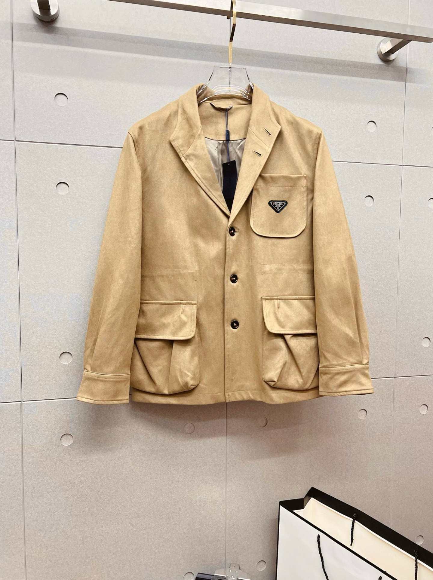 NO:598479,PRADA old money style classic men's business casual lapel jacket. A fashion with a typical Italian style. The trading company's channel products are very sophisticated in fabric selection and craftsmanship. They are low-key and luxurious, elegant and noble. Every detail proves the brand's own high-end sense. The whole body interprets the Italian minimalist, capable and outdoor functional style to the extreme. It is both solemn and harmonious, and the upper body is full of shape!  A treasure-level functional equipment that combines fashion sense and design sense to create a unique styling item, improved pilot shape design, classic stand collar design, retro and age-reducing yet very fashionable, elastic design is used on the cuffs and hem, suede fabric imported from Italy. The texture is as delicate as baby skin. It has superior stiffness, quite elegant and fashionable!  The color is light and versatile, the silhouette is neat and neat, and the upper body instantly highlights the spirit. It is full of style and can easily control various body shapes. It is a perfect jacket for business commuting and outdoor leisure. It is a piece of equipment with extremely high wearability and attendance rate. Size M—3XL,, prada, prada, jackets & coats, jackets & coats, chamois leather, alexander wang19860909PRADA 普拉达 老钱风 经典男士商务休闲翻领夹克外套.颇具意大利典型风格的时装,贸易公司渠道臻品 在面料选取和工艺方面都相当考究,低调且奢华,优雅且高贵,每一个细节都在力证品牌自身的高级感,通体将意式的极简、干练和户外功能性风格极致诠释,亦庄亦谐,上身型款十足！集时装感与设计感的一款宝藏级功能型装备,塑造出别具一格的造型单品,改良式的飞行员造型设计,经典的站领设计,复古减龄又非常时髦,袖口与下摆运用松紧设计,意大利客供进口麂皮面料.质感如婴儿皮肤一样细腻.挺括性优越,颇为优雅且时髦！配色轻熟百搭,版型剪裁干练利落,上身瞬间凸显出精神感,型款十足,轻松驾驭各种身型,商务通勤与户外休闲完美兼备的一款外套,属于实穿性出勤率极高的一款装备 码数M—3XL,,prada,prada,jackets & coats,jackets & coats,chamois leather,alexander wang,Men's clothing