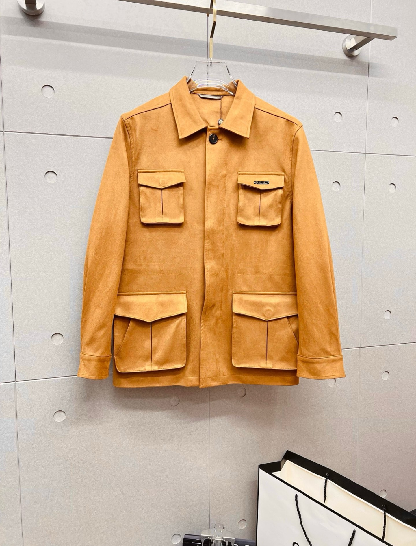 NO:598480,LP old money style classic men's business casual lapel jacket. A fashion with a typical Italian style. The trading company's channel products are very sophisticated in fabric selection and craftsmanship. It is low-key and luxurious, elegant and noble. Every detail proves the brand's own high-end sense. The whole body interprets the Italian minimalist, capable and outdoor functional style to the extreme. It is both solemn and harmonious, and the upper body is full of style!  A treasure-level functional equipment that combines fashion sense and design sense to create a unique styling item, improved pilot shape design, classic stand collar design, retro and age-reducing yet very fashionable, elastic design is used on the cuffs and hem, suede fabric imported from Italy. The texture is as delicate as baby skin. It has superior stiffness, quite elegant and fashionable!  The color is light and versatile, the silhouette is neat and clean, and the upper body instantly highlights the spirit. It is full of style and can easily control various body shapes. It is a perfect jacket for business commuting and outdoor leisure. It is a piece of equipment with high practical wear and attendance rate. Size M—3XL,,loro piana,jackets & coats,jackets & coats,chamois leather,alexander wang19860909LP 老钱风 经典男士商务休闲翻领夹克外套.颇具意大利典型风格的时装,贸易公司渠道臻品 在面料选取和工艺方面都相当考究,低调且奢华,优雅且高贵,每一个细节都在力证品牌自身的高级感,通体将意式的极简、干练和户外功能性风格极致诠释,亦庄亦谐,上身型款十足！集时装感与设计感的一款宝藏级功能型装备,塑造出别具一格的造型单品,改良式的飞行员造型设计,经典的站领设计,复古减龄又非常时髦,袖口与下摆运用松紧设计,意大利客供进口麂皮面料.质感如婴儿皮肤一样细腻.挺括性优越,颇为优雅且时髦！配色轻熟百搭,版型剪裁干练利落,上身瞬间凸显出精神感,型款十足,轻松驾驭各种身型,商务通勤与户外休闲完美兼备的一款外套,属于实穿性出勤率极高的一款装备 码数M—3XL,,loro piana,jackets & coats,jackets & coats,chamois leather,alexander wang,Men's clothing