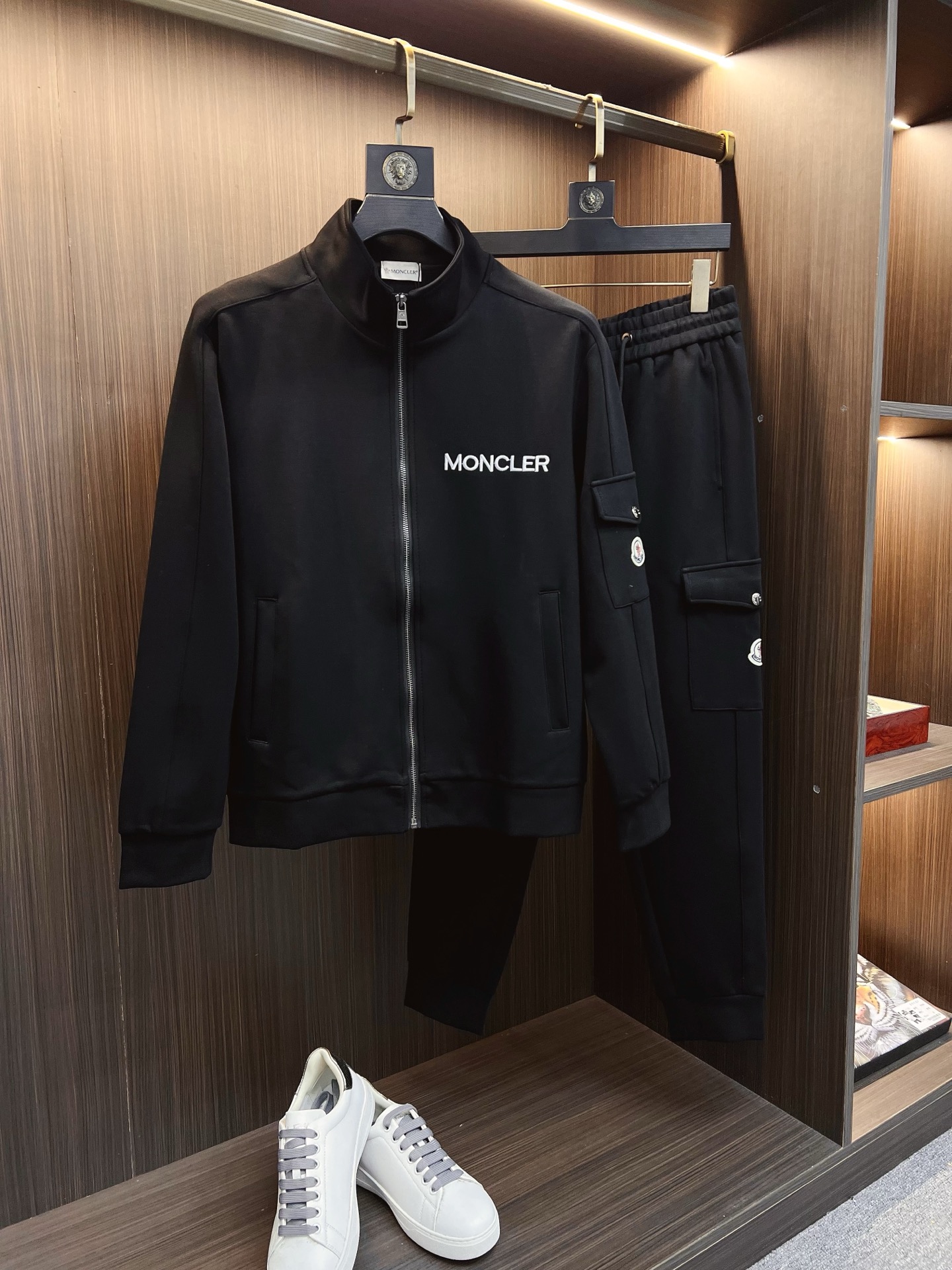 NO:653090,Mengkou 2025 autumn and winter new counter casual suit, breathable, comfortable and casual!  Full of high-end feel!  The details are exquisite and high-end, and the workmanship is impeccable!  The original high-end fabric is very high-end!  The fabric is crisp, anti-wrinkle and wear-resistant, warm and stylish. Everyone must buy a set this autumn and winter. They must look cool and cool when wearing it. We especially recommend the size M-3XLC30, Moncler, alexander wang19860909蒙口 2025秋冬新款专柜同款休闲套装,透气舒适休闲！高级感满满！细节精致高档,做工无可挑剔！原版高端面料很显高级！面料挺括抗皱耐磨,保暖利落有型 这个秋冬每人必须入手一套 穿上必须是醉帅气的 咋们家特别推荐码数M-3XLC30,,Moncler,alexander wang,Men's clothing