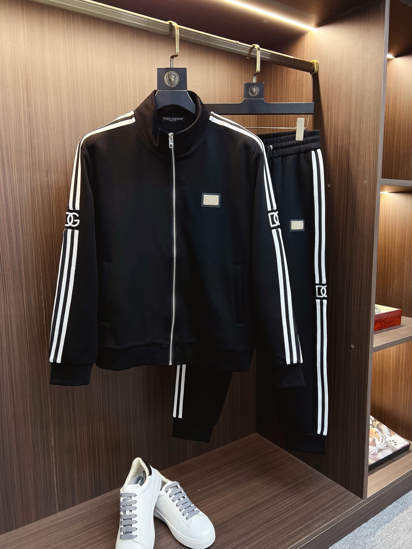 NO:653096,DG 2025 autumn and winter new counter casual suit, breathable, comfortable and casual!  Full of high-end feel!  The details are exquisite and high-end, and the workmanship is impeccable!  The original high-end fabric is very high-end!  The fabric is crisp, anti-wrinkle and wear-resistant, warm, neat and stylish. Everyone must buy a set this autumn and winter. They must look cool and cool when wearing it. We especially recommend the size M-3XLC30, alexander wang19860909DG 2025秋冬新款专柜同款休闲套装,透气舒适休闲！高级感满满！细节精致高档,做工无可挑剔！原版高端面料很显高级！面料挺括抗皱耐磨,保暖利落有型 这个秋冬每人必须入手一套 穿上必须是醉帅气的 咋们家特别推荐码数M-3XLC30,,alexander wang,Men's clothing