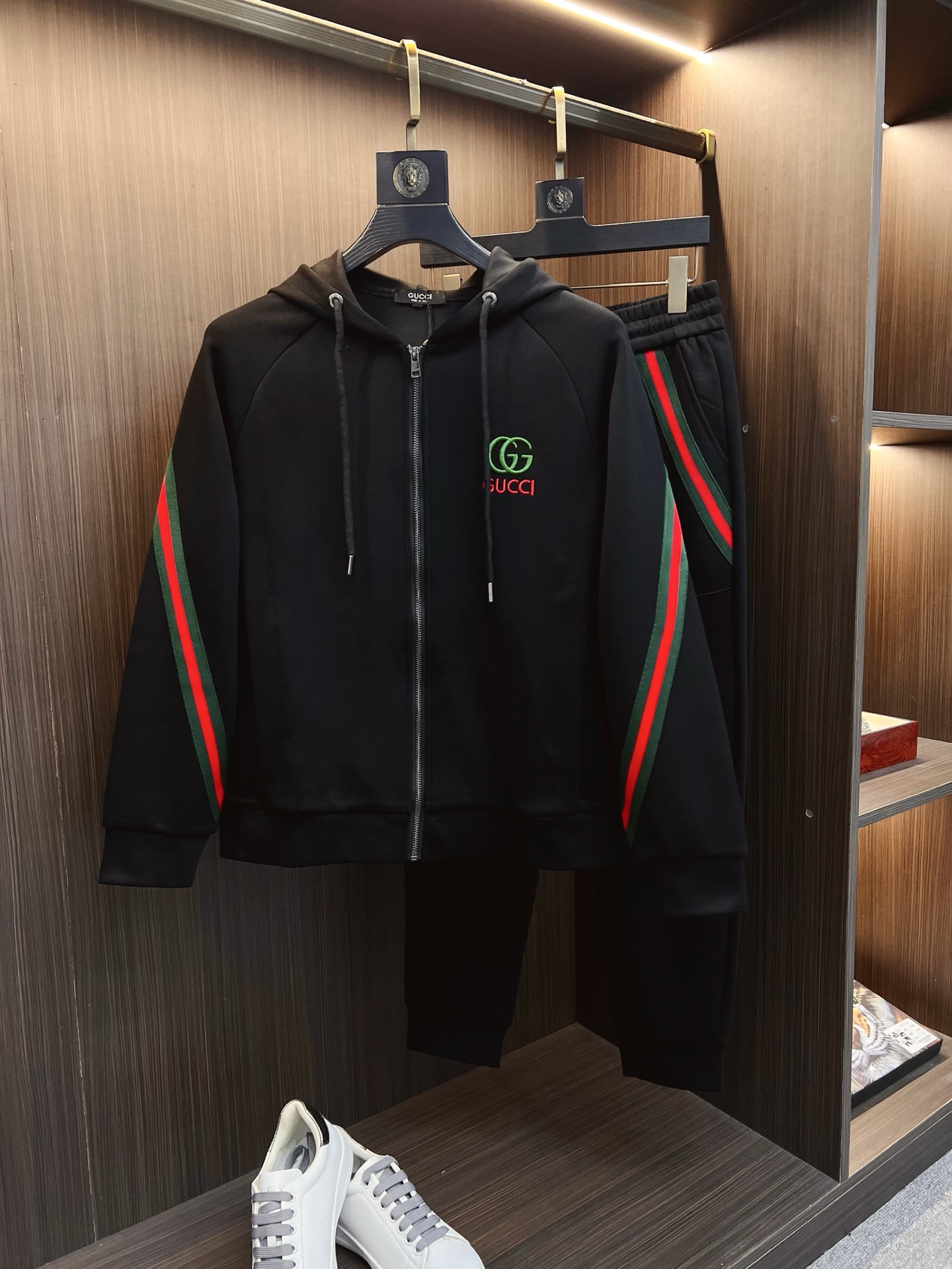 NO:653102,GUCCI 2025 autumn and winter new counter casual suit, breathable, comfortable and casual!  Full of high-end feel!  The details are exquisite and high-end, and the workmanship is impeccable!  The original high-end fabric is very high-end!  The fabric is crisp, anti-wrinkle and wear-resistant, warm, neat and stylish. Everyone must buy a set this autumn and winter. They must look cool and handsome when wearing it. We especially recommend the size M-3XLC30,, gucci, alexander wang19860909GUCCI 古奇 2025秋冬新款专柜同款休闲套装,透气舒适休闲！高级感满满！细节精致高档,做工无可挑剔！原版高端面料很显高级！面料挺括抗皱耐磨,保暖利落有型 这个秋冬每人必须入手一套 穿上必须是醉帅气的 咋们家特别推荐码数M-3XLC30,,gucci,alexander wang,Men's clothing