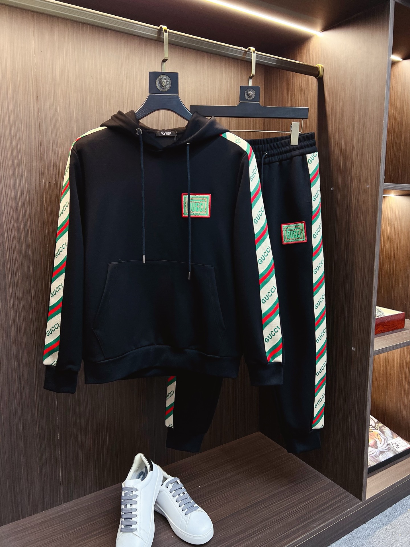 NO:653134,GUCCI 2025 autumn and winter new counter casual suit, breathable, comfortable and casual!  Full of high-end feel!  The details are exquisite and high-end, and the workmanship is impeccable!  The original high-end fabric is very high-end!  The fabric is crisp, anti-wrinkle and wear-resistant, warm, neat and stylish. Everyone must buy a set this autumn and winter. They must look cool and handsome when wearing it. We especially recommend the size M-3XLC30,, gucci, alexander wang19860909GUCCI 古奇 2025秋冬新款专柜同款休闲套装,透气舒适休闲！高级感满满！细节精致高档,做工无可挑剔！原版高端面料很显高级！面料挺括抗皱耐磨,保暖利落有型 这个秋冬每人必须入手一套 穿上必须是醉帅气的 咋们家特别推荐码数M-3XLC30,,gucci,alexander wang,Men's clothing