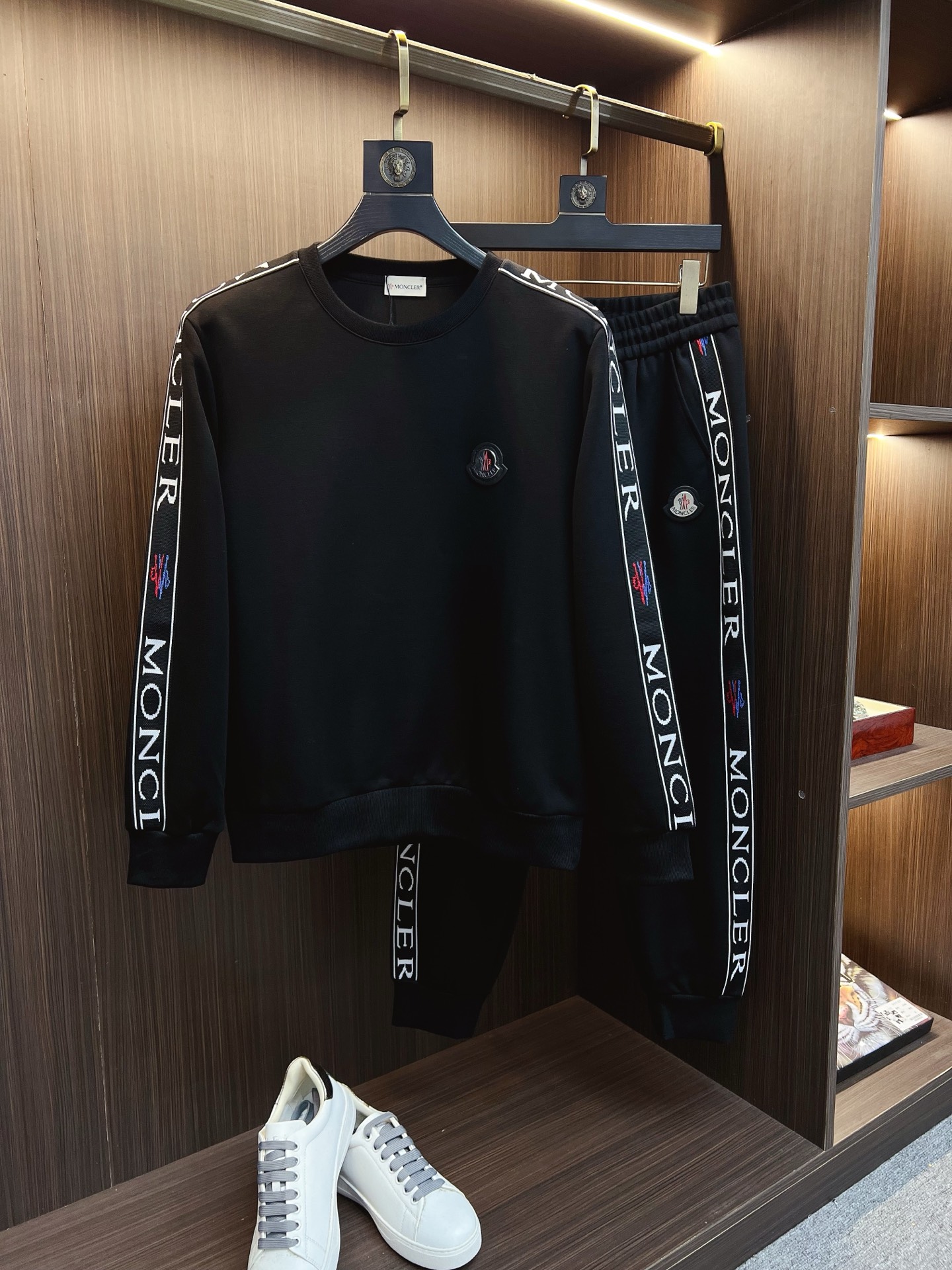 NO:653142,Mengkou 2025 autumn and winter new counter casual suit, breathable, comfortable and casual!  Full of high-end feel!  The details are exquisite and high-end, and the workmanship is impeccable!  The original high-end fabric is very high-end!  The fabric is crisp, anti-wrinkle and wear-resistant, warm and stylish. Everyone must buy a set this autumn and winter. They must look cool and cool when wearing it. We especially recommend the size M-3XLC30, Moncler, alexander wang19860909蒙口 2025秋冬新款专柜同款休闲套装,透气舒适休闲！高级感满满！细节精致高档,做工无可挑剔！原版高端面料很显高级！面料挺括抗皱耐磨,保暖利落有型 这个秋冬每人必须入手一套 穿上必须是醉帅气的 咋们家特别推荐码数M-3XLC30,,Moncler,alexander wang,Men's clothing