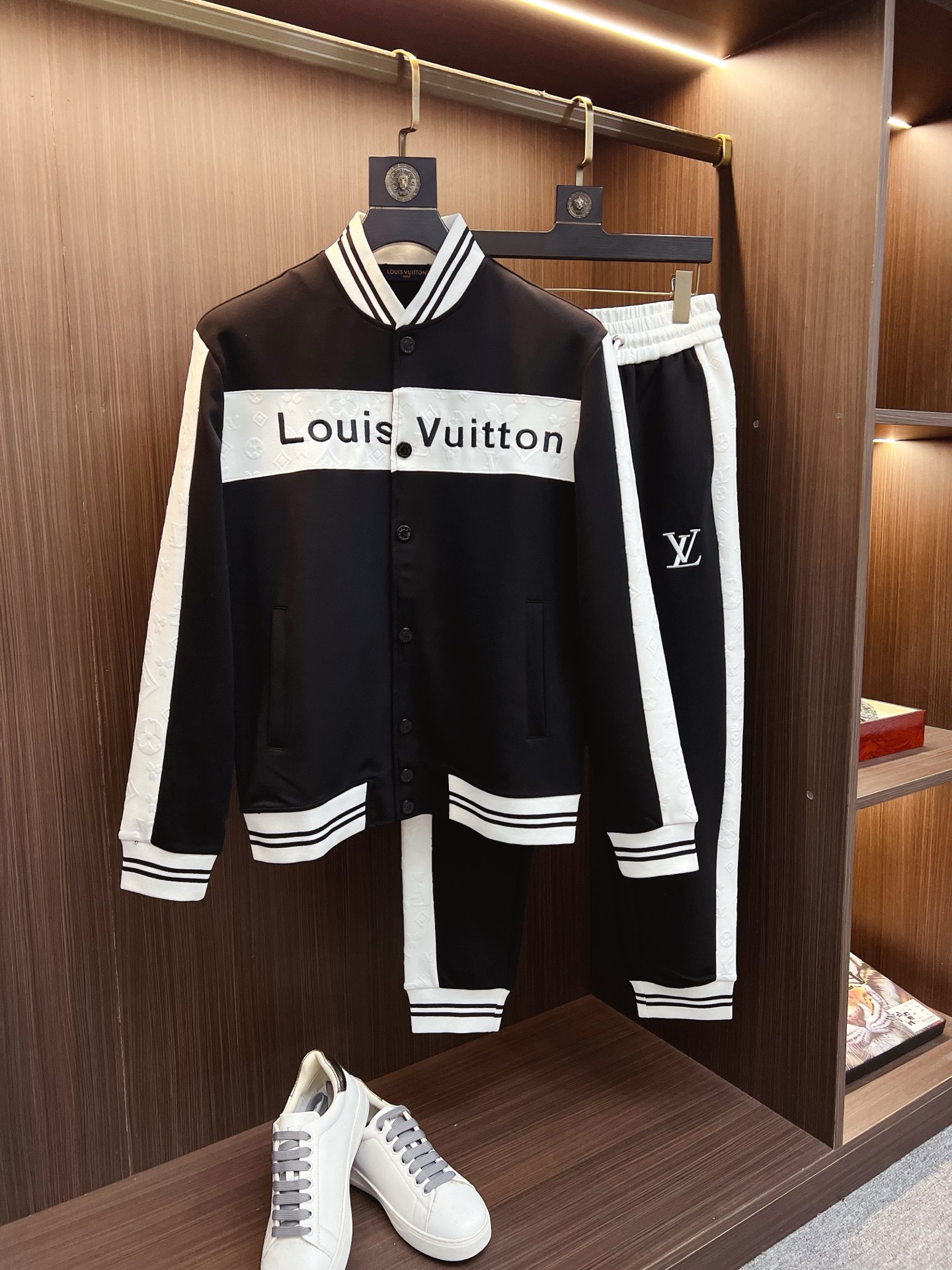 NO:653150,LV 2025 autumn and winter new counter casual suits of the same style, breathable, comfortable and casual!  Full of high-end feel!  The details are exquisite and high-end, and the workmanship is impeccable!  The original high-end fabric is very high-end!  The fabric is crisp, anti-wrinkle and wear-resistant, warm, neat and stylish. Everyone must buy a set this autumn and winter. They must look cool and handsome when wearing it. We specially recommend the size M-3XLC30, Louis Vuitton, Alexander Wang19860909LV 2025秋冬新款专柜同款休闲套装,透气舒适休闲！高级感满满！细节精致高档,做工无可挑剔！原版高端面料很显高级！面料挺括抗皱耐磨,保暖利落有型 这个秋冬每人必须入手一套 穿上必须是醉帅气的 咋们家特别推荐码数M-3XLC30,,louis vuitton,alexander wang,Men's clothing
