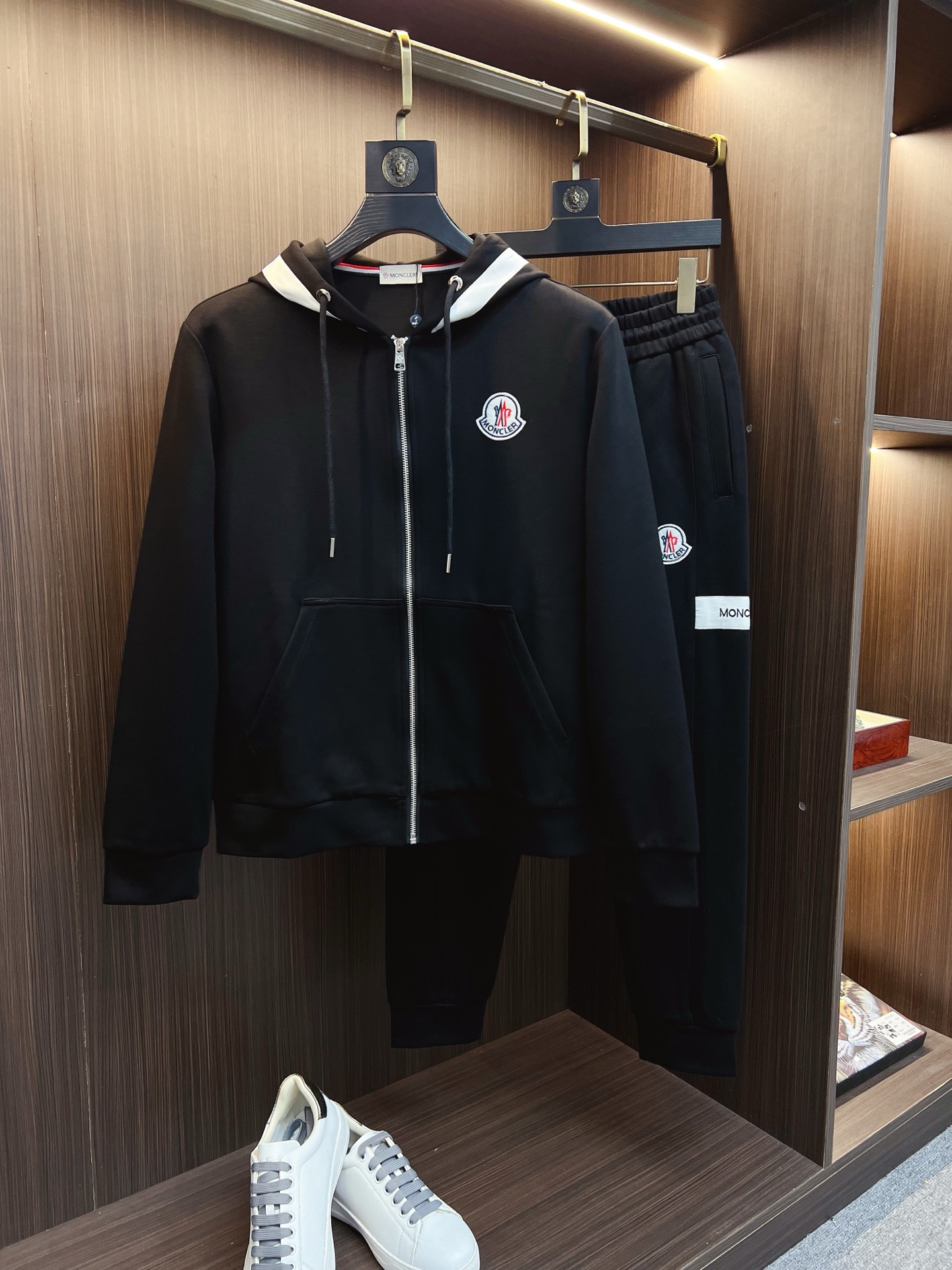 NO:653108,Mengkou 2025 autumn and winter new counter casual suit, breathable, comfortable and casual!  Full of high-end feel!  The details are exquisite and high-end, and the workmanship is impeccable!  The original high-end fabric is very high-end!  The fabric is crisp, anti-wrinkle and wear-resistant, warm and stylish. Everyone must buy a set this autumn and winter. They must look cool and cool when wearing it. We especially recommend the size M-3XLC30, Moncler, alexander wang19860909蒙口 2025秋冬新款专柜同款休闲套装,透气舒适休闲！高级感满满！细节精致高档,做工无可挑剔！原版高端面料很显高级！面料挺括抗皱耐磨,保暖利落有型 这个秋冬每人必须入手一套 穿上必须是醉帅气的 咋们家特别推荐码数M-3XLC30,,Moncler,alexander wang,Men's clothing