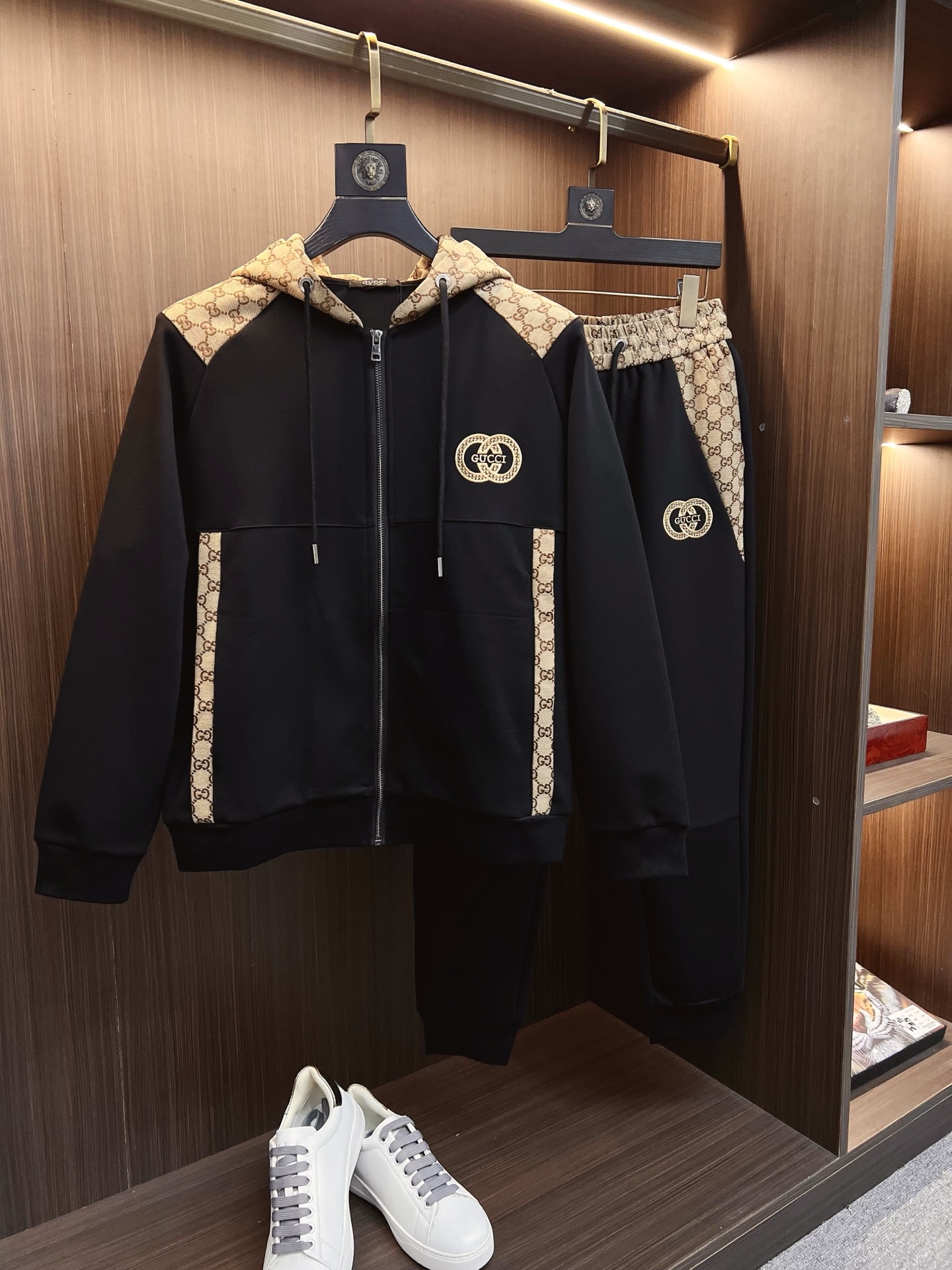 NO:653114,GUCCI 2025 autumn and winter new counter casual suit, breathable, comfortable and casual!  Full of high-end feel!  The details are exquisite and high-end, and the workmanship is impeccable!  The original high-end fabric is very high-end!  The fabric is crisp, anti-wrinkle and wear-resistant, warm, neat and stylish. Everyone must buy a set this autumn and winter. They must look cool and handsome when wearing it. We especially recommend the size M-3XLC30,, gucci, alexander wang19860909GUCCI 古奇 2025秋冬新款专柜同款休闲套装,透气舒适休闲！高级感满满！细节精致高档,做工无可挑剔！原版高端面料很显高级！面料挺括抗皱耐磨,保暖利落有型 这个秋冬每人必须入手一套 穿上必须是醉帅气的 咋们家特别推荐码数M-3XLC30,,gucci,alexander wang,Men's clothing