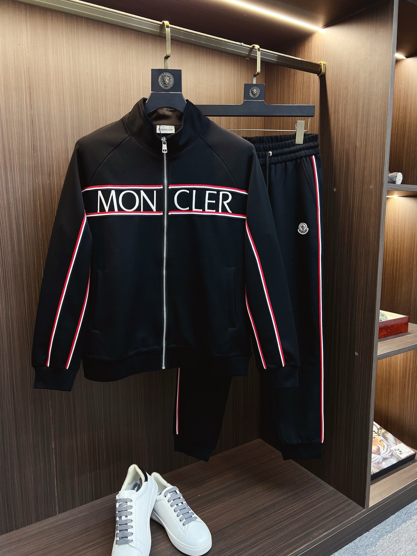 NO:653128,Mengkou 2025 autumn and winter new counter casual suit, breathable, comfortable and casual!  Full of high-end feel!  The details are exquisite and high-end, and the workmanship is impeccable!  The original high-end fabric is very high-end!  The fabric is crisp, anti-wrinkle and wear-resistant, warm and stylish. Everyone must buy a set this autumn and winter. They must look cool and cool when wearing it. We especially recommend the size M-3XLC30, Moncler, alexander wang19860909蒙口 2025秋冬新款专柜同款休闲套装,透气舒适休闲！高级感满满！细节精致高档,做工无可挑剔！原版高端面料很显高级！面料挺括抗皱耐磨,保暖利落有型 这个秋冬每人必须入手一套 穿上必须是醉帅气的 咋们家特别推荐码数M-3XLC30,,Moncler,alexander wang,Men's clothing