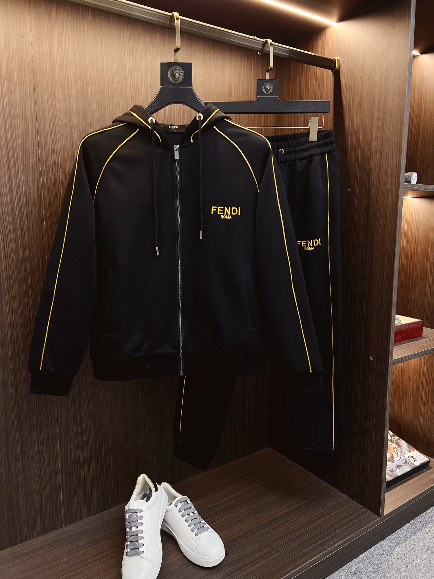 NO:653121,FENDI Fendi 2025 autumn and winter new counter style casual suit, breathable, comfortable and casual!  Full of high-end feel!  The details are exquisite and high-end, and the workmanship is impeccable!  The original high-end fabric is very high-end!  The fabric is crisp, anti-wrinkle and wear-resistant, warm, neat and stylish. Everyone must buy a set this autumn and winter. They must look cool and cool when wearing it. We specially recommend the size M-3XLC30,,fendi,fendi,alexander wang19860909FENDI 芬迪 2025秋冬新款专柜同款休闲套装,透气舒适休闲！高级感满满！细节精致高档,做工无可挑剔！原版高端面料很显高级！面料挺括抗皱耐磨,保暖利落有型 这个秋冬每人必须入手一套 穿上必须是醉帅气的 咋们家特别推荐码数M-3XLC30,,fendi,fendi,alexander wang,Men's clothing