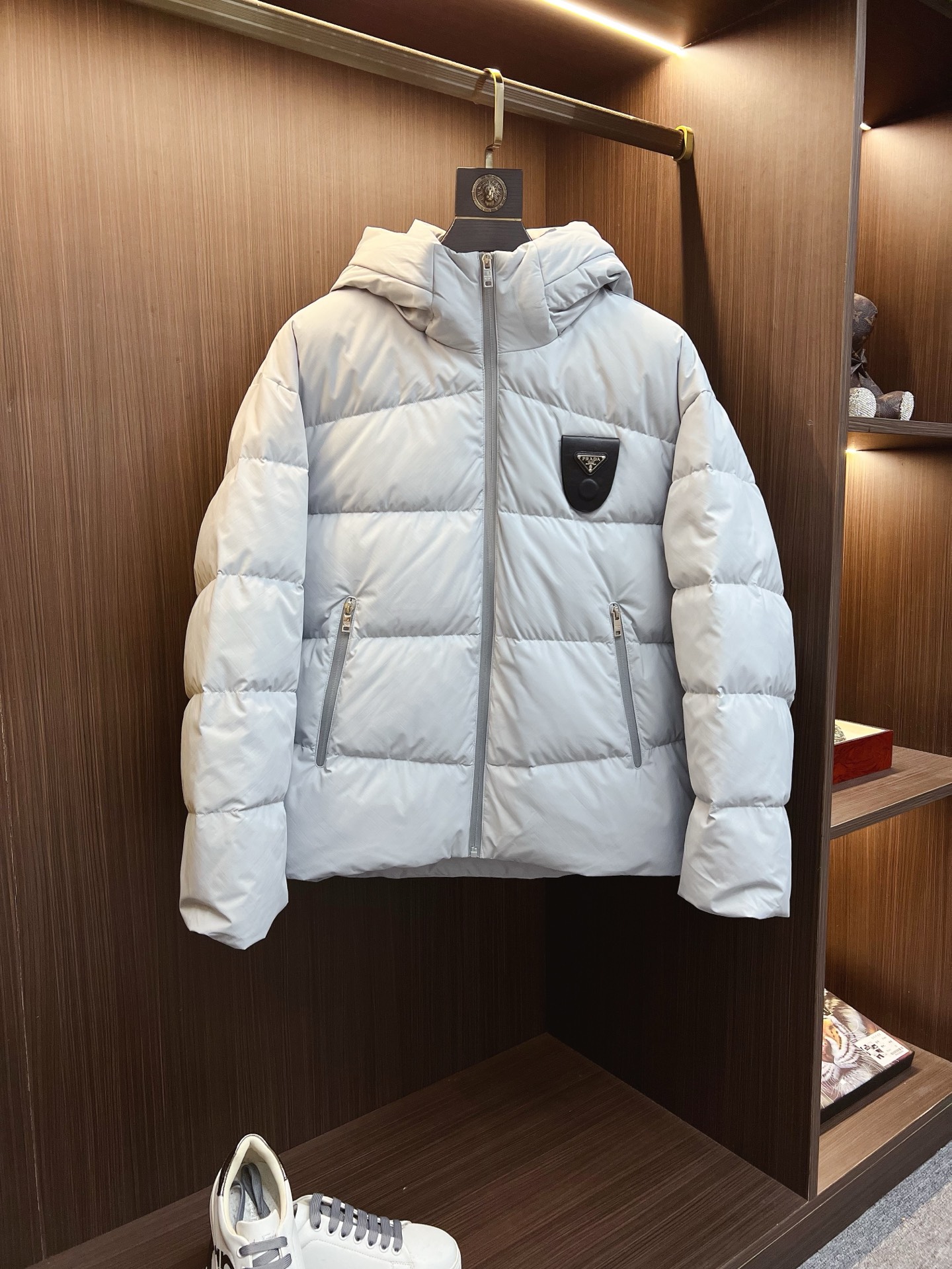 NO:647913,2025ss winter exclusive new product BV down jacket is available through trading company channels and is available on the official website at the same time. It is filled with national standard 90 goose down and down, the highest quality on the market. The upper body is light and warm, making it comfortable while showing a unique fashionable temperament. The imported fabric lining is of the highest standard, and the accessories and hardware are all custom-made from the original factory. The high-quality goods that the male god is most looking forward to are coming in a big way, allowing you to feel what true luxury has connotation!  Size M-4XL,,bottega veneta,down jacket,alexander wang198609092025ss冬季独家新品BV羽绒服 贸易公司渠道稀出,同步官网发售,内里填充国标90鹅绒羽绒朵,市面最高品质 上身轻盈保暖,在舒适的同时穿出独一无二的时尚气质,进口面料里布最高标准,辅料五金全部原厂定做,男神最为期待的精品狠货重磅来袭,让你感受到什么叫真正的高奢有内涵! 尺码M-4XL,,bottega veneta,down jacket,alexander wang,Men's clothing