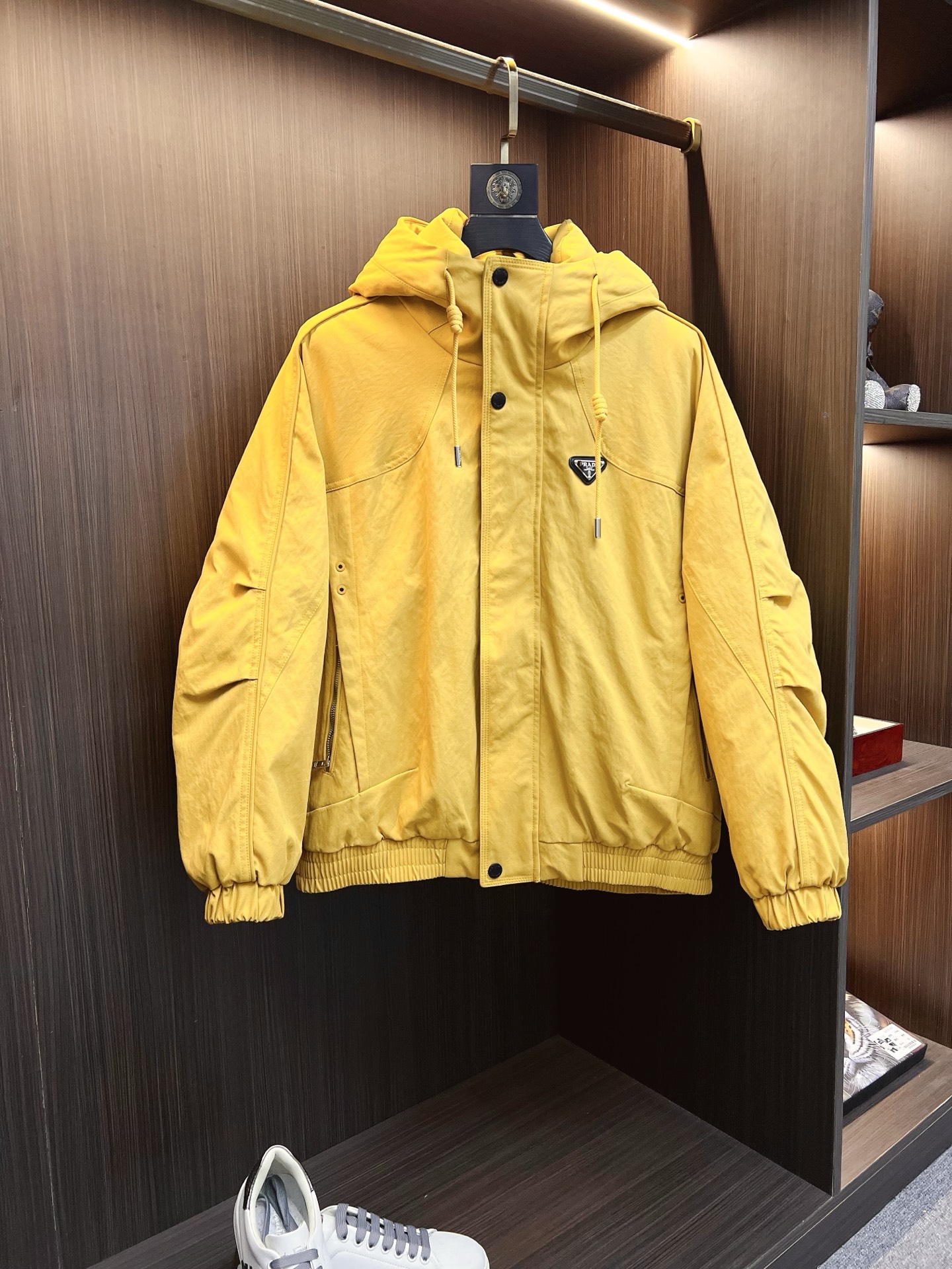 NO:647919,1875ss winter exclusive new product PRADA down jacket is rarely available through trading company channels, and is sold simultaneously on the official website. It is filled with national standard 90 goose down and down. It is of the highest quality on the market. It has a classic triangle logo. The upper body is light and warm. It is comfortable and has a unique fashionable temperament. The imported fabric lining is of the highest standard. All accessories and hardware are custom-made from the original factory. The high-quality goods that the male god is most looking forward to are coming in a big way, allowing you to feel what true luxury has connotation!  Size M-4XL,,prada,prada,down jacket,alexander wang198609091875ss冬季独家新品普拉达PRADA羽绒服 贸易公司渠道稀出,同步官网发售,内里填充国标90鹅绒羽绒朵,市面最高品质,经典三角标,上身轻盈保暖,在舒适的同时穿出独一无二的时尚气质,进口面料里布最高标准,辅料五金全部原厂定做,男神最为期待的精品狠货重磅来袭,让你感受到什么叫真正的高奢有内涵! 码数M-4XL,,prada,prada,down jacket,alexander wang,Men's clothing