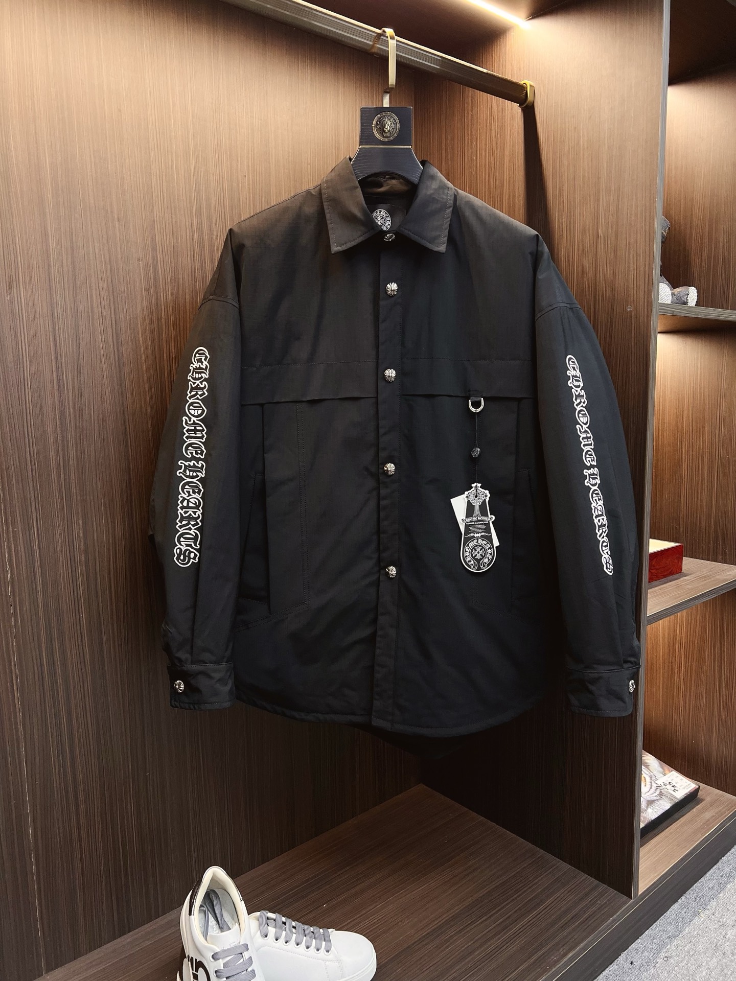 NO:647926,2025ss new winter product Crow Heart Down Jacket  Trading company channels are rare, and they are sold simultaneously on the official website. The interior is filled with 90% goose down, with rhombus stitching on the front. All buttons are made of custom-made Kroger metal buttons. The tailoring design of the shirt is warm without being bulky, and has a full sense of fashion. The highest quality on the market, imported fabrics, the highest standards for lining, and all accessories and hardware are custom-made. The most anticipated high-quality products of male idols are coming in a big way, allowing you to feel what true luxury has connotation! Color black  Green size M- XXXL (please state your height and weight when placing an order), chrome hearts, loewe, shirts, down jacket, alexander wang198609092025ss冬季新品克罗心羽绒服 贸易公司渠道稀出,同步官网发售,内里填充90鹅绒羽绒朵,前幅菱格拼接,所有摁扣采用定制克罗家金属纽扣,衬衫裁剪设计在保暖的同时又不显臃肿,时尚感拉满,市面最高品质,进口面料,里布最高标准,辅料五金全部原厂定做,男神最为期待的精品狠货重磅来袭,让你感受到什么叫真正的高奢有内涵! 颜色黑色 绿色 尺码M- XXXL（下单请报身高体重）,,chrome hearts,loewe,shirts,down jacket,alexander wang,Men's clothing