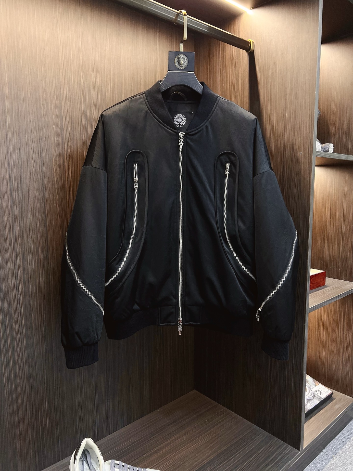 NO:647932,2025ss new winter product Crow Heart Down Jacket  Trading company channels are rare, and they are sold simultaneously on the official website. The interior is filled with 90% goose down, with rhombus stitching on the front. All buttons are made of custom-made Kroger metal buttons. The tailoring design of the shirt is warm without being bulky, and has a full sense of fashion. The highest quality on the market, imported fabrics, the highest standards for lining, and all accessories and hardware are custom-made. The most anticipated high-quality products of male idols are coming in a big way, allowing you to feel what true luxury has connotation! Color black  Green size M-XXXL (please state your height and weight when placing an order), chrome hearts, loewe, shirts, down jacket, alexander wang198609092025ss冬季新品克罗心羽绒服 贸易公司渠道稀出,同步官网发售,内里填充90鹅绒羽绒朵,前幅菱格拼接,所有摁扣采用定制克罗家金属纽扣,衬衫裁剪设计在保暖的同时又不显臃肿,时尚感拉满,市面最高品质,进口面料,里布最高标准,辅料五金全部原厂定做,男神最为期待的精品狠货重磅来袭,让你感受到什么叫真正的高奢有内涵! 颜色黑色 绿色 尺码M-XXXL（下单请报身高体重）,,chrome hearts,loewe,shirts,down jacket,alexander wang,Men's clothing