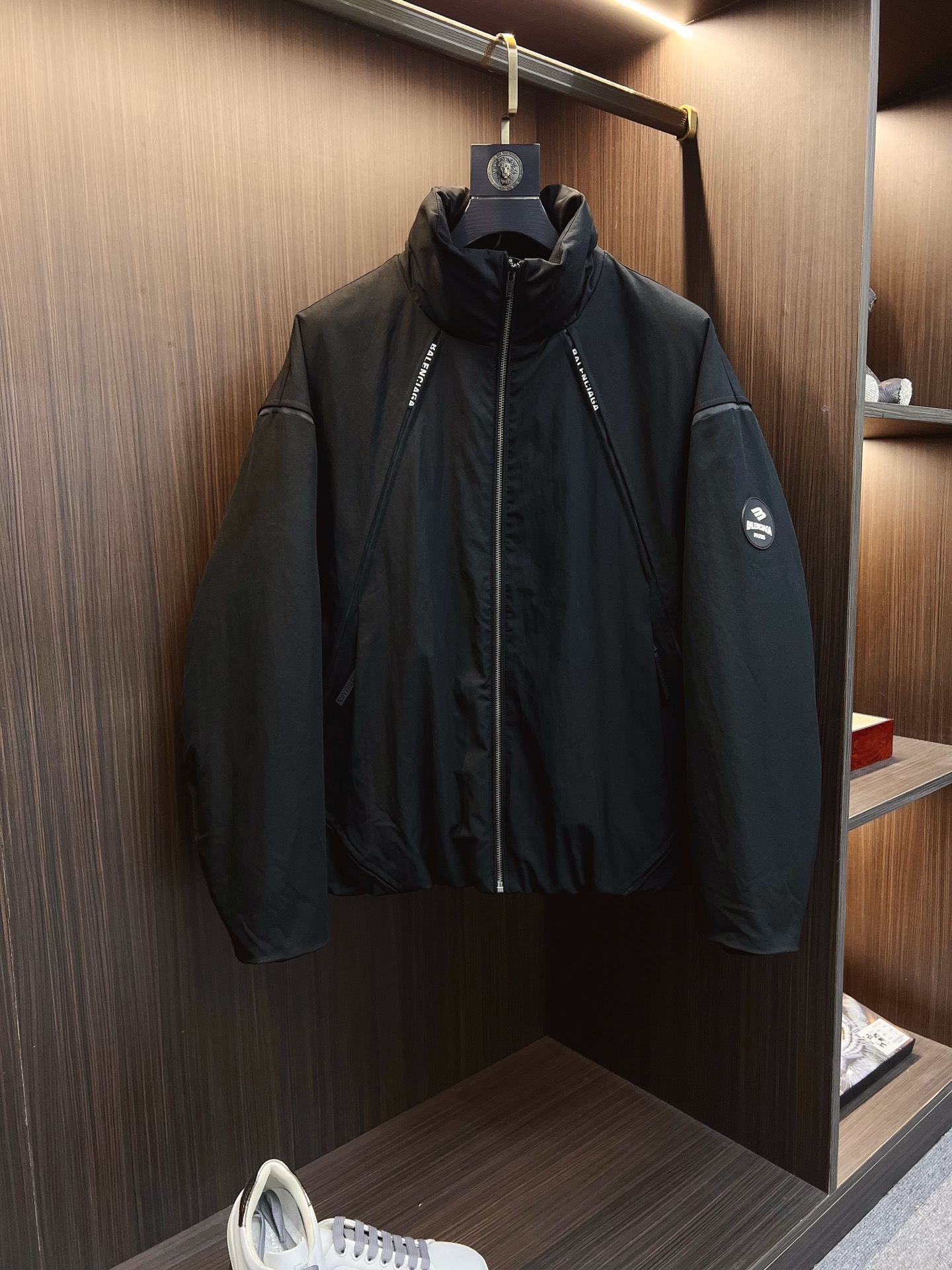 NO:647937,Balenci Paris down jacket 2025 winter latest model, available at counters simultaneously, original order, popular fashionable casual hooded down jacket, imported original fabric, unique design, original hardware decoration, simple and fashionable, handsome upper body, complete three labels, size M-4XL, balenciaga, down jacket, hats, alexander wang19860909Balenci 巴黎羽绒服 2025冬季最新款,专柜同步有售,原单狠货,爆款时尚休闲连帽羽绒服,进口原版面料,独特设计,原版五金辅料装饰,简约时尚 ,上身帅气,三标齐全,码数M-4XL,,balenciaga,down jacket,hats,alexander wang,Men's clothing