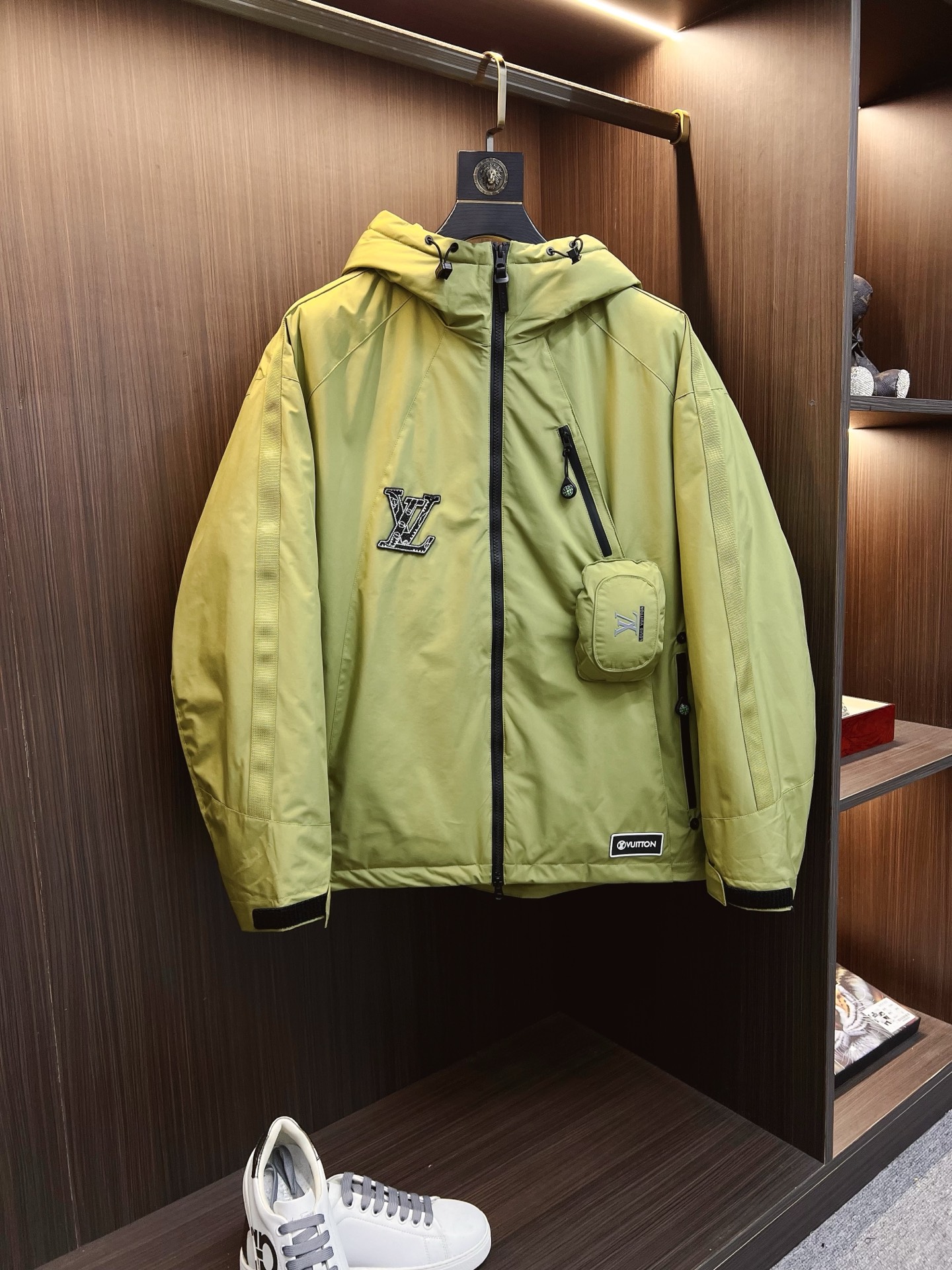 NO:647942,2025ss winter exclusive new product L's Down Jacket is available through trading company channels and is available on the official website at the same time. It is filled with national standard 90 goose down and down. It is of the highest quality on the market. The chest bag is designed to be opened and stored. The upper body is light and warm. It has a unique fashionable temperament while being comfortable. The lining of imported fabrics is of the highest standard. All accessories and hardware are custom-made from the original factory. The high-quality goods that the male god is most looking forward to are coming in a big way, allowing you to feel what true luxury has connotation!  Size M-XXXL (please state your height and weight when placing an order),,louis vuitton,down jacket,alexander wang198609092025ss冬季独家新品L家羽绒服 贸易公司渠道稀出,同步官网发售,内里填充国标90鹅绒羽绒朵,市面最高品质,胸前书包设计打开可收纳,上身轻盈保暖,在舒适的同时穿出独一无二的时尚气质,进口面料里布最高标准,辅料五金全部原厂定做,男神最为期待的精品狠货重磅来袭,让你感受到什么叫真正的高奢有内涵! 尺码M-XXXL（下单请报身高体重）,,louis vuitton,down jacket,alexander wang,Men's clothing