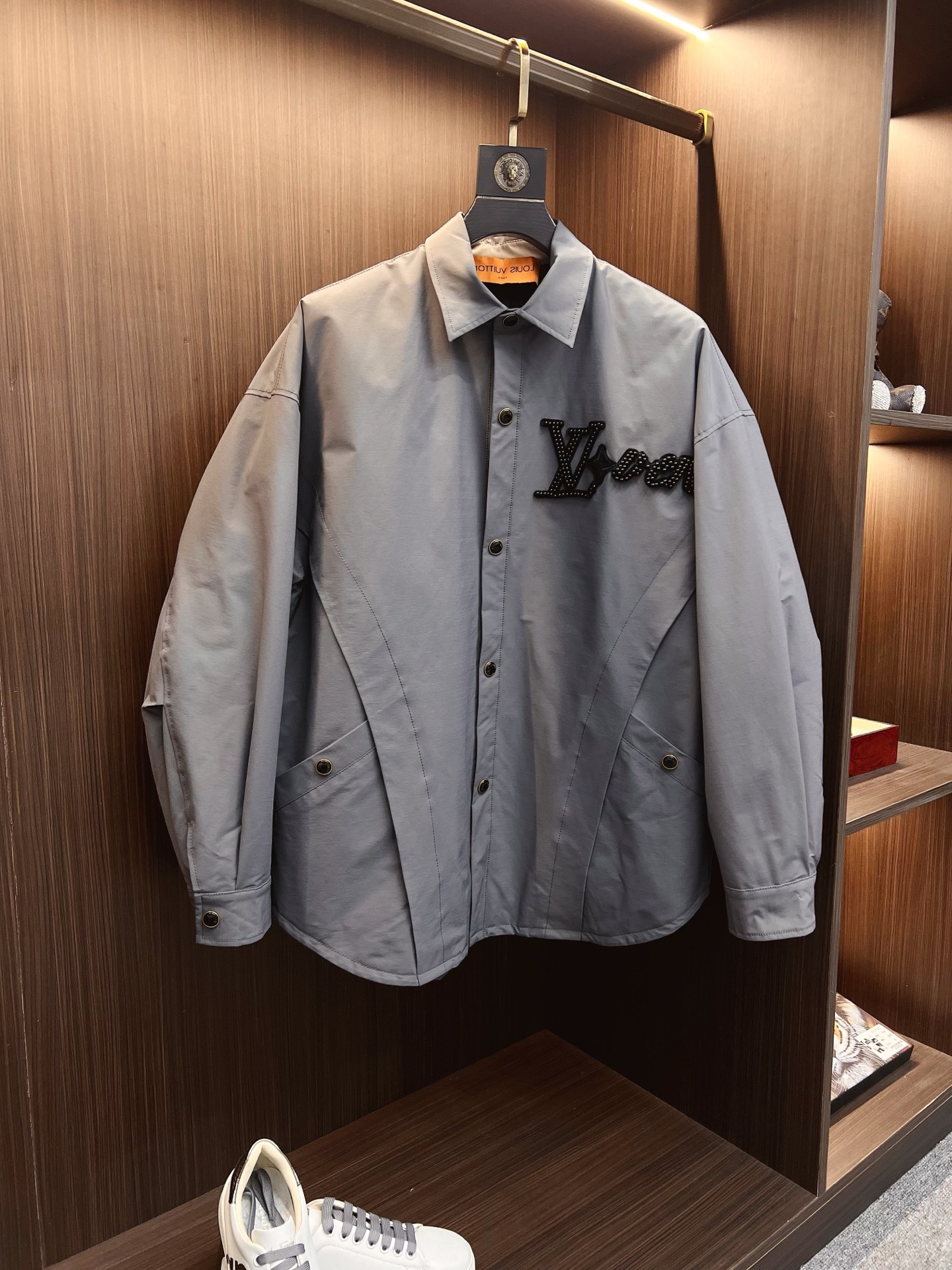 NO:647947,The 2025ss winter exclusive new product, L's down jacket, is available through trading company channels and is available on the official website at the same time. It is filled with national standard 90 goose down and down. It is of the highest quality on the market. The upper body is light and warm, and it has a unique fashionable temperament while being comfortable. The lining of imported fabrics is of the highest standard, and the accessories and hardware are all custom-made from the original factory. The high-quality goods that the male god is most looking forward to are coming, allowing you to feel what true luxury has connotation!  Size M-XXXL (please state your height and weight when placing an order),,louis vuitton,down jacket,alexander wang198609092025ss冬季独家新品L家羽绒服 贸易公司渠道稀出,同步官网发售,内里填充国标90鹅绒羽绒朵,市面最高品质,上身轻盈保暖,在舒适的同时穿出独一无二的时尚气质,进口面料里布最高标准,辅料五金全部原厂定做,男神最为期待的精品狠货重磅来袭,让你感受到什么叫真正的高奢有内涵! 尺码M-XXXL（下单请报身高体重）,,louis vuitton,down jacket,alexander wang,Men's clothing