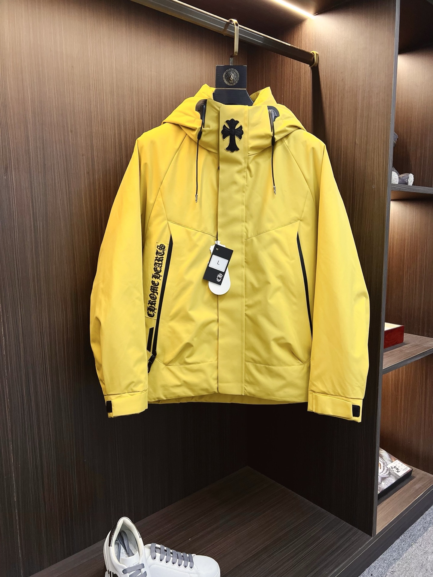 NO:647952,2025ss new winter product Crow Heart Down Jacket  Trading company channels are rare, and they are sold simultaneously on the official website. The interior is filled with 90% goose down, with rhombus stitching on the front. All buttons are made of custom-made Kroger metal buttons. The tailoring design of the shirt is warm without being bulky, and has a full sense of fashion. The highest quality on the market, imported fabrics, the highest standards for lining, and all accessories and hardware are custom-made. The most anticipated high-quality products of male idols are coming in a big way, allowing you to feel what true luxury has connotation! Color black  Green Size M- XXXXL (please state your height and weight when placing an order), chrome hearts, loewe, shirts, down jacket, alexander wang198609092025ss冬季新品克罗心羽绒服 贸易公司渠道稀出,同步官网发售,内里填充90鹅绒羽绒朵,前幅菱格拼接,所有摁扣采用定制克罗家金属纽扣,衬衫裁剪设计在保暖的同时又不显臃肿,时尚感拉满,市面最高品质,进口面料,里布最高标准,辅料五金全部原厂定做,男神最为期待的精品狠货重磅来袭,让你感受到什么叫真正的高奢有内涵! 颜色黑色 绿色 尺码M- XXXXL（下单请报身高体重）,,chrome hearts,loewe,shirts,down jacket,alexander wang,Men's clothing