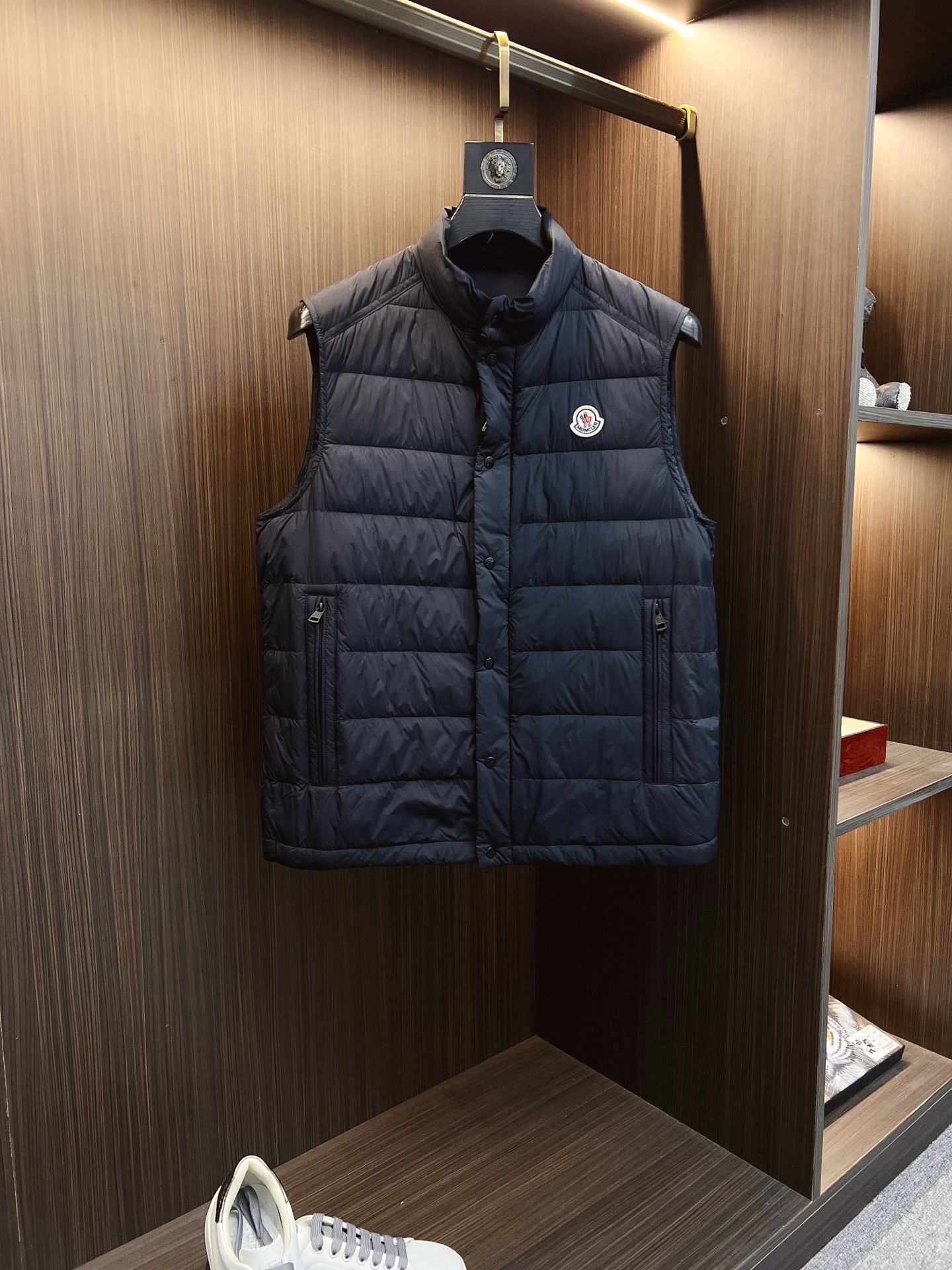 NO:647902,MOC25FW new autumn and winter navy blue nylon stand collar down vest, classic felt badge lightweight down jacket vest for men and women!  Trading company channels are rare and available on the official website simultaneously!  Farmon's new lightweight down vest, with its excellent fabrics, high-quality filling, exquisite decoration, unique design and fitted version, has become the perfect combination of fashion and warmth!  Wearing it can not only protect you from the cold, but also show your unique taste and fashion attitude!  This vest is made of custom-made densely woven nylon fabric. Its densely woven structure makes the fabric tight and strong, which can effectively block the intrusion of cold air from the outside and build a solid line of defense for the body to keep warm!  At the same time, it has good breathability and will not make the body feel stuffy or uncomfortable during wearing. It is like installing an intelligent temperature control system on the body to always maintain a comfortable state!  The interior is filled with national standard 90 white duck down, which has strong thermal insulation properties and tightly locks in body heat, allowing you to feel as warm as spring in cold weather!  And paired with exquisite quilting technology, these white duck down quilts are cleverly fixed in corresponding positions and distributed very evenly, without being too thick or too thin locally. The overall upper body effect is extremely light, as if the body is covered with a layer of soft clouds, without any sense of burden, but extremely warm!  The iconic felt badge embroidery on the chest is made of exquisite felt material. It has been carefully hand-embroidered by craftsmen, and every detail is handled just right!  This badge is not just a simple decoration, but also a status symbol. It represents unique taste and the pursuit of quality life!  The placket adopts a buttoned zipper opening and closing design. This unique design perfectly combines the classic buttoning with the convenience of a zipper!  The hardware has excellent texture, and every part has been carefully polished and exudes the unique luster of metal, demonstrating high-quality craftsmanship!  The fashionable small stand-up collar design is simple and capable. It can fit the neck well and keep warm without looking too bulky!  The fitting style is the finishing touch of this vest. It can perfectly fit the body curve and show your graceful figure. Dark blue size 1-5. Size 1 shoulder width 43cm - bust 108cm - length 62cm. Size 2 shoulder width 44cm - bust 112cm - length 63cm. Size 3 shoulder width 45cm - bust 116cm - length 64cm.  Size 4 has shoulder width 46cm - bust 120cm - dress length 66cm. Size 5 has shoulder width 47cm - bust 124cm - dress length 68cm. Size recommendation (standard version). Height 174kg, try on size 2 which is suitable!  Boys weighing less than 130 kilograms choose size 1, 130-142 kilograms choose size 2, 142-154 kilograms choose size 3, 154-168 kilograms choose size 4, 168-183 kilograms choose size 5!  All girls can choose size 1!  ,,jackets & coats,down jacket,alexander wang19860909MOC25FW秋冬新款藏蓝色尼龙立领羽绒马甲,男女同款经典毛毡徽章轻薄款羽绒服马甲外套！贸易公司渠道稀出,同步官网发售！法蒙家全新轻薄款羽绒马甲,以其卓越的面料、优质的填充、精致的装饰、独特的设计和合身的版型,成为了时尚与温暖的完美结合体！穿上它你不仅能抵御寒冷,更能展现出自己的独特品味和时尚态度！ 这款马甲采用客供定制密织尼龙面料,其密织结构使得面料紧密而结实,能够有效阻挡外界冷空气的侵入,为身体构筑起一道坚实的保暖防线！同时它又具有良好的透气性,不会让身体在穿着过程中感到闷热和不适,就像给身体安装了一个智能的温控系统,始终保持舒适的状态！内里采用国标90白鸭绒进行填充,具有极强的保暖性能,紧紧锁住身体的热量,让你在寒冷的天气里也能感受到如春日般的温暖！并且搭配上精湛的绗缝工艺,这些白鸭绒被巧妙地固定在相应的位置,分布得十分均匀,不会出现局部过厚或过薄的情况,整体上身效果轻盈无比,仿佛身上披着一层轻柔的云朵,毫无负担感,却又温暖至极！ 胸前标志性毛毡徽章刺绣,采用了精致的毛毡材质,经过工匠们细致的手工刺绣,每一个细节都处理得恰到好处！这枚徽章不仅仅是一个简单的装饰,更是一种身份的象征,它代表着独特的品味和对品质生活的追求！门襟采用了排扣拉链开合设计,这种独特的设计将排扣的经典与拉链的便捷完美结合！五金质感极佳,每一个零件都经过精心打磨,散发着金属特有的光泽,彰显出高品质的工艺水准！时尚的小立领设计,造型简洁而干练,既能够很好地贴合颈部,起到保暖的作用,又不会显得过于臃肿！合身的版型更是这款马甲的点睛之笔,它能够完美地贴合身体曲线,展现出你的优美身姿.深蓝色 尺码1-5 1码肩宽43cm-胸围108cm-衣长62cm 2码肩宽44cm-胸围112cm-衣长63cm 3码肩宽45cm-胸围116cm-衣长64cm 4码肩宽46cm-胸围120cm-衣长66cm 5码肩宽47cm-胸围124cm-衣长68cm 尺码推荐（标准版型） 身高174-斤,试穿2码合适！ 男生体重130斤以内选择1码,130-142斤选择2码,142-154斤选择3码,154-168斤选择4码,168-183斤选择5码！ 女生全部选择1码即可！,,jackets & coats,down jacket,alexander wang,Men's clothing